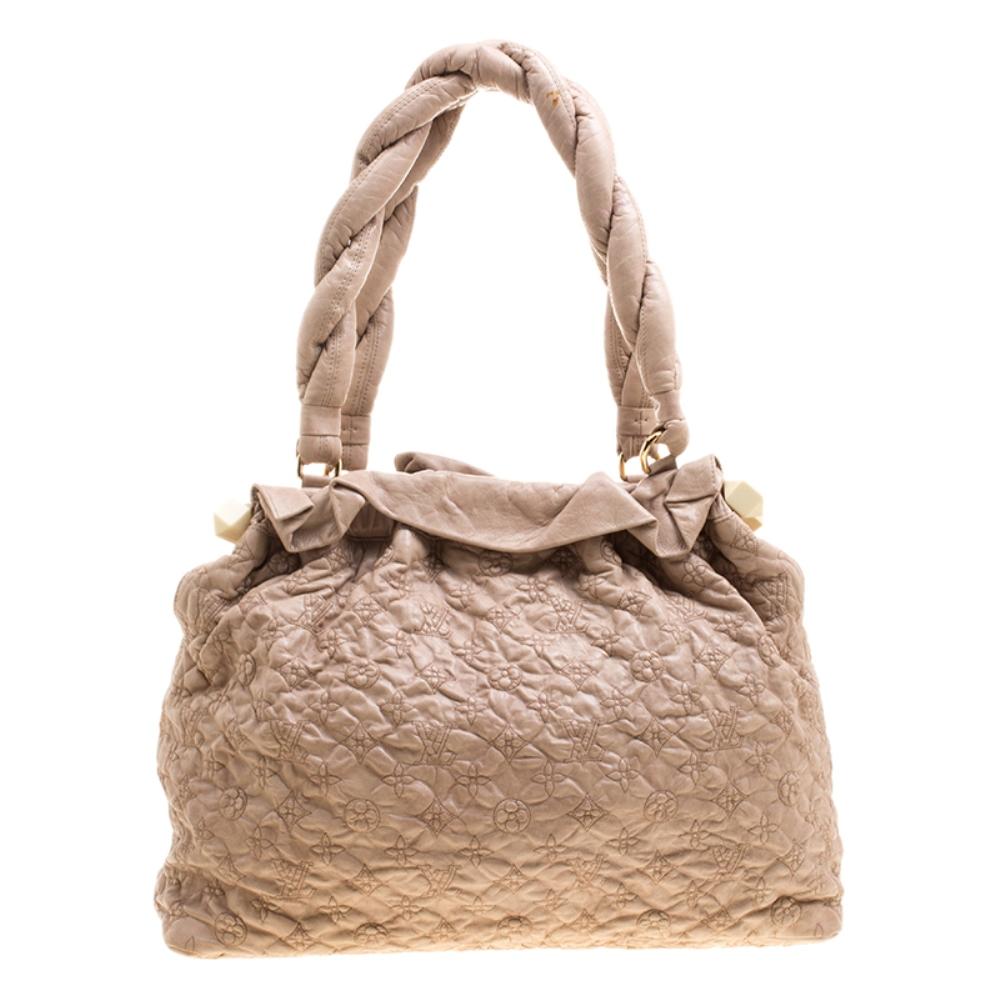 Designed with everyday elegance that is chic enough to stand out in your outfit, this Louis Vuitton Olympe Stratus Limited Edition shoulder bag is spacious enough to store all your essentials. Crafted in beige leather, this bag features embroidered