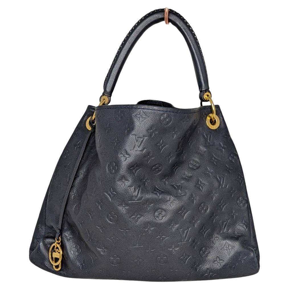 What's the difference between a satchel and a hobo bag?