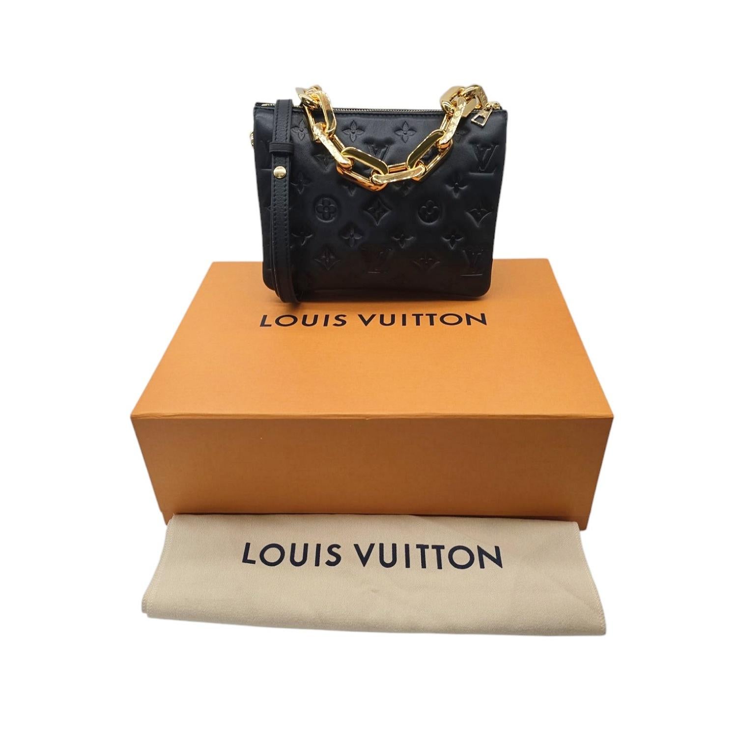 Questo Coussin Louis Vuitton in pelle d'agnello con Monogram in rilievo è realizzato in pelle nera con monogramma Louis Vuitton. La borsa presenta una tracolla a catena dorata, una tracolla in pelle opzionale e finiture dorate. La cerniera superiore