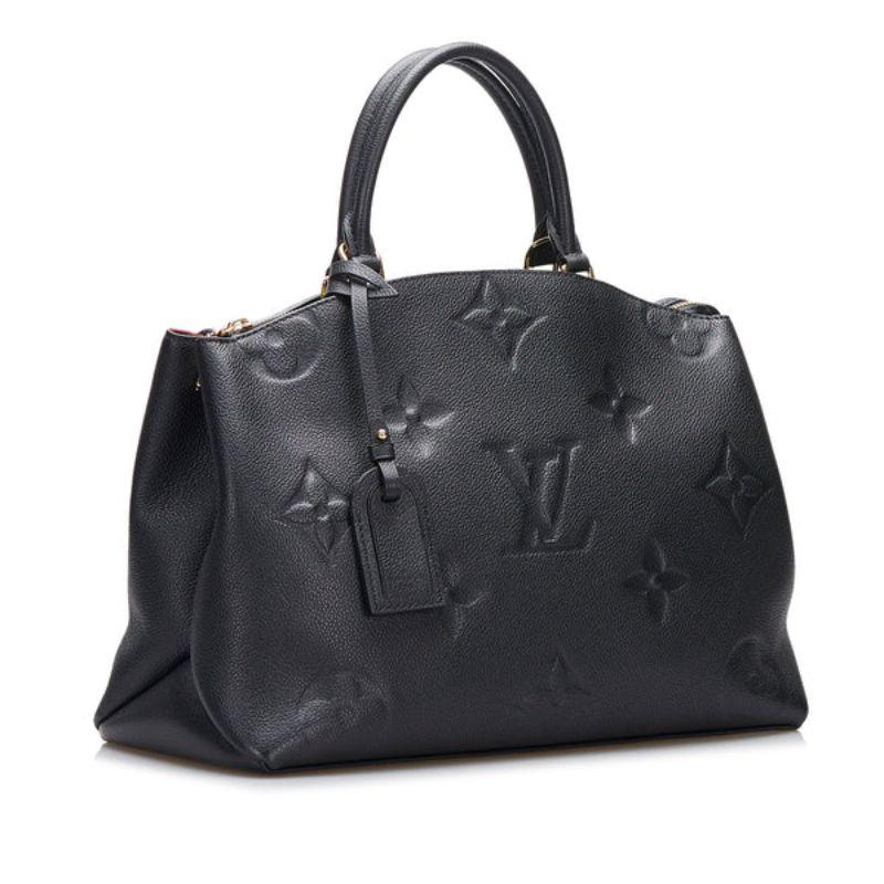 Louis Vuitton Monogram Empreinte Giant Palais Satchel

The Giant Palais features a monogram empreinte body, rolled handles, a detachable flat strap, a top zip closure, and interior zip and slip pockets. Comes with dust bag

Additional