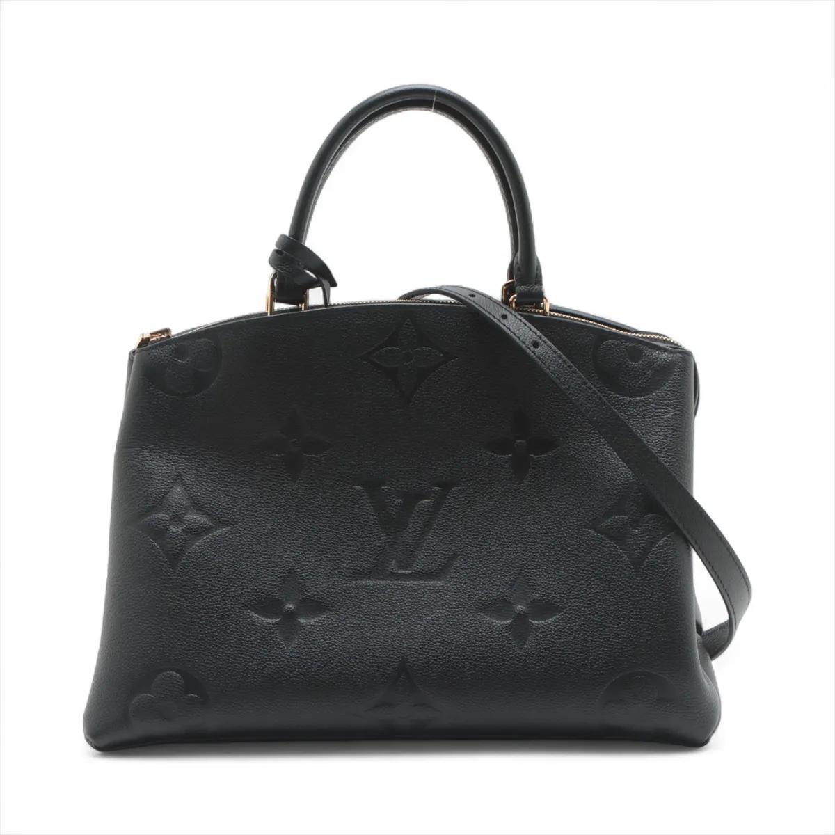 Le sac à main Louis Vuitton Monogram Empreinte Grand Palais MM en noir est un sac sophistiqué et contemporain qui allie l'élégance intemporelle à la fonctionnalité quotidienne. Confectionné en cuir Empreinte souple estampillé Monogram, ce sac de