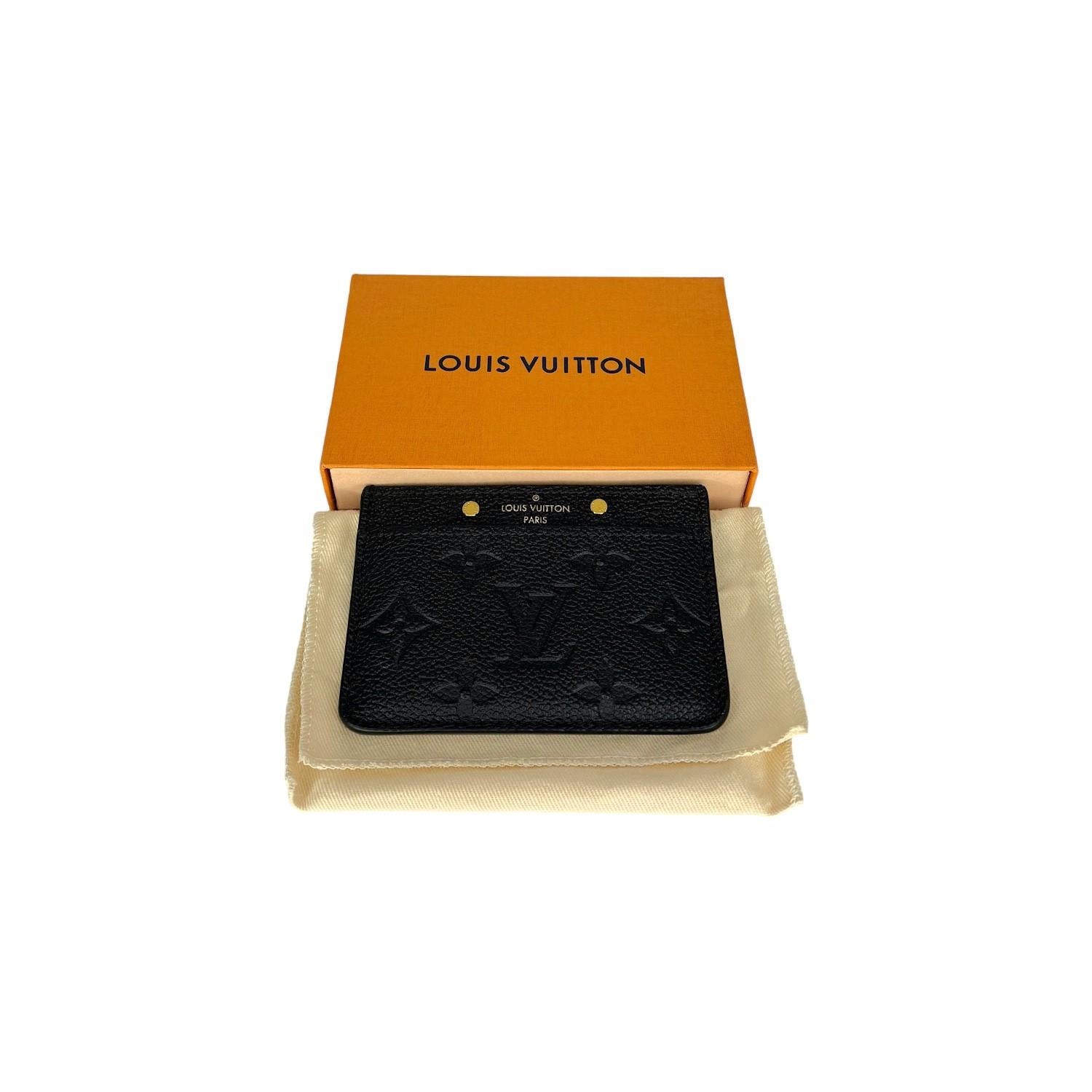 Diese Louis Vuitton Card Holder wurde in Frankreich hergestellt und es ist fein aus dem Louis Vuitton Monogram Empreinte Leder außen mit Gold-Tone Hardware-Funktionen gefertigt. Sie ist mit Leder gefüttert und verfügt über 1 großes Kartenfach innen