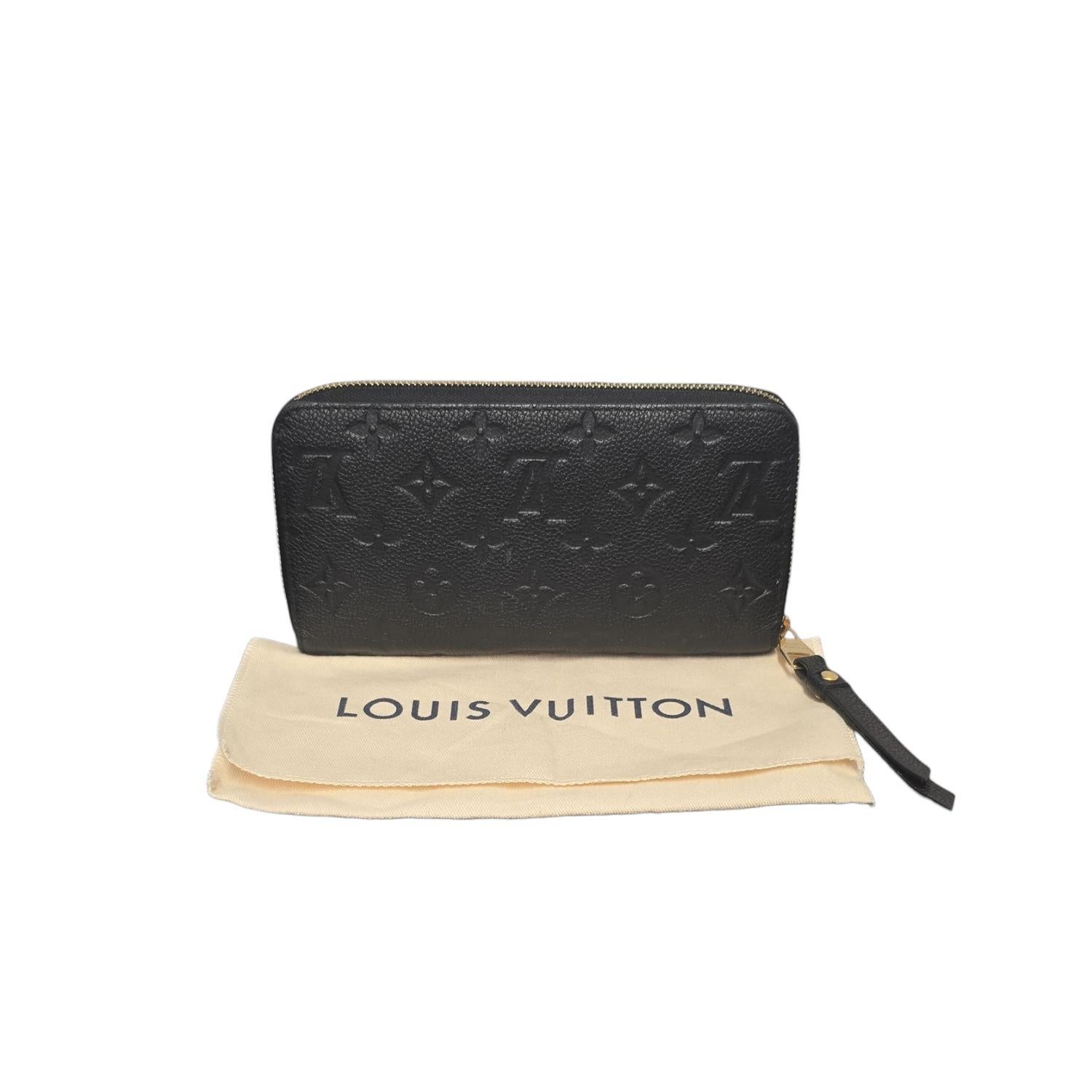 Questo portafoglio Zippy di Louis Vuitton è caratterizzato da un elegante esterno in pelle Monogram Empreinte nera e da eleganti finiture dorate. Progettato per la praticità, include una chiusura a cerniera che rivela un interno in pelle nera dotato