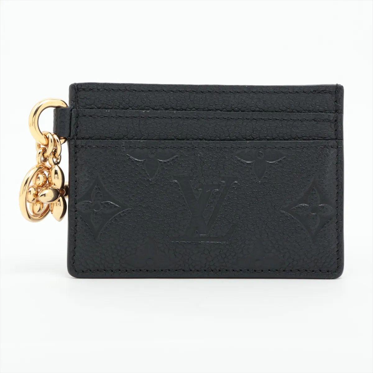 Il portacarte Louis Vuitton Monogram Empreinte LV Charms è un accessorio compatto ma elegante che unisce praticità e stile raffinato. Realizzato in morbida pelle Monogram Empreinte, il portacarte presenta l'iconico motivo a monogram in rilievo ed è