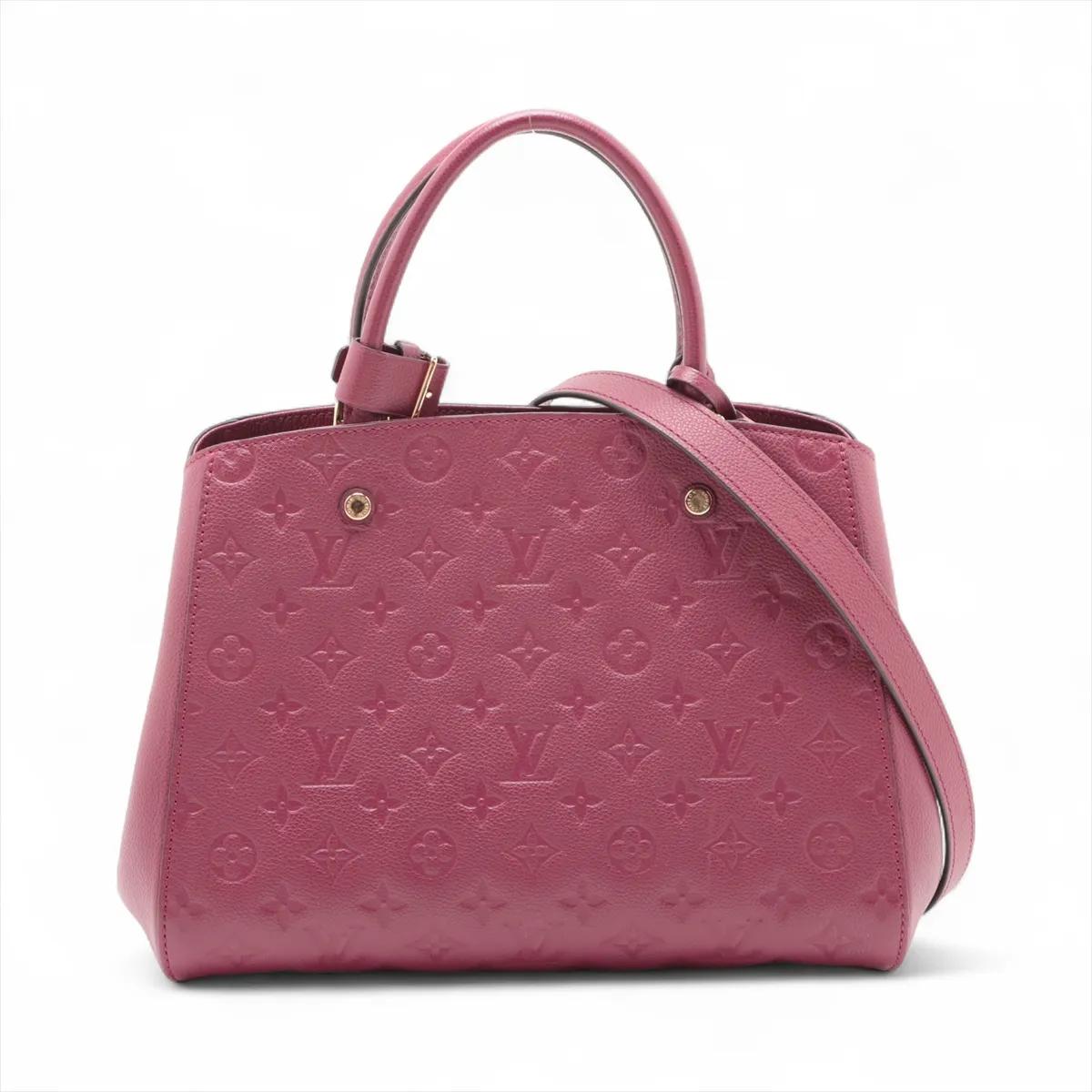  Die Louis Vuitton Monogram Empreinte Montaigne MM in Violett ist eine raffinierte und vielseitige Handtasche aus luxuriösem geprägtem Monogram Empreinte Leder. Die strukturierte Silhouette ist sowohl elegant als auch funktional und damit ideal für