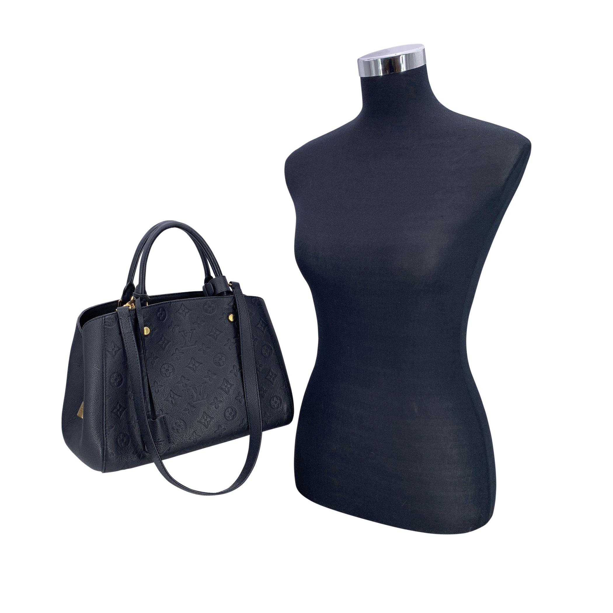 Dieser schöne Artikel wird mit einem Echtheitszertifikat von Entrupy geliefert. Die Louis Vuitton Montaigne MM ist eine raffinierte Mischung aus Eleganz und Zweckmäßigkeit. Sie ist aus luxuriösem schwarzem Monogram Empreinte Leder gefertigt und mit