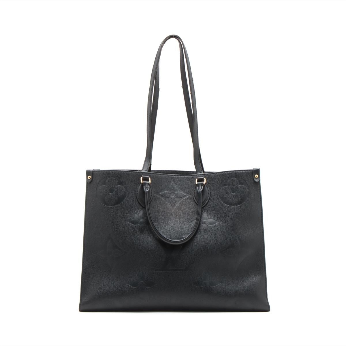 Le sac Louis Vuitton Monogram Empreinte On the Go GM en noir est un fourre-tout luxueux et spacieux qui incarne l'élégance moderne et la sophistication. Le sac est réalisé en cuir Monogram Empreinte emblématique de Louis Vuitton, connu pour sa