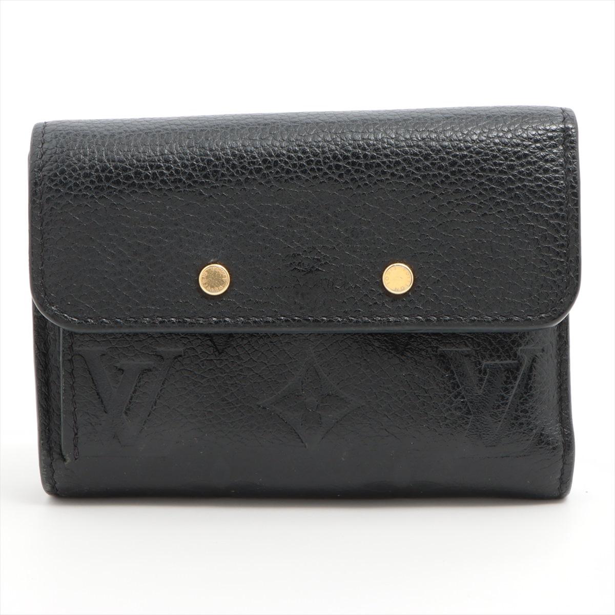 Le portefeuille trifold Monogram Empreinte Pont Neuf de Louis Vuitton en noir est un accessoire luxueux et pratique qui respire la sophistication. Confectionné en cuir souple Monogram Empreinte, ce portefeuille arbore une teinte noire épurée qui