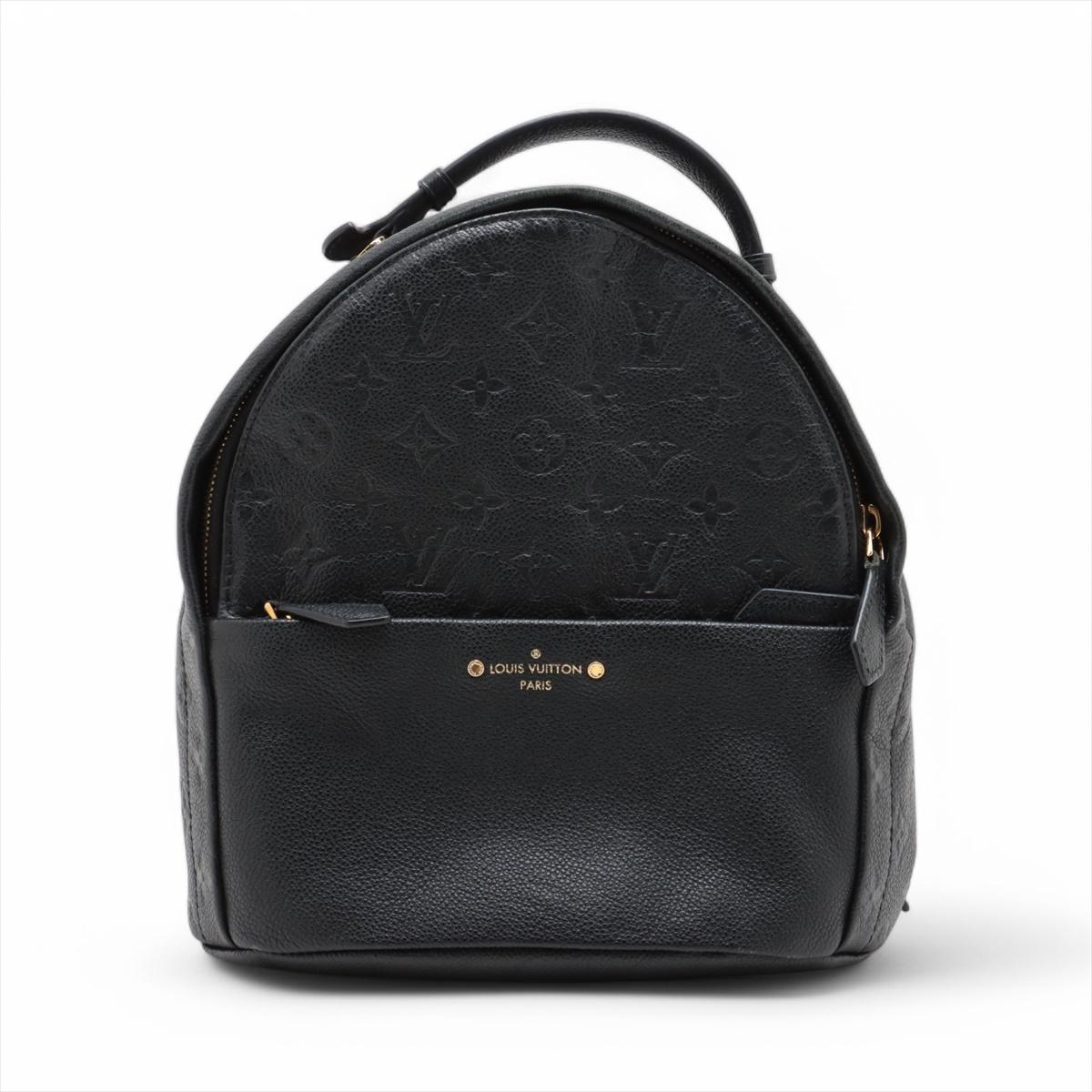 Le sac à dos Monogram Empreinte Sorbonne de Louis Vuitton est un accessoire élégant et fonctionnel fabriqué à partir du cuir Monogram Empreinte, signature de la marque, connu pour son motif monogramme embossé et sa texture souple. Ce sac à dos