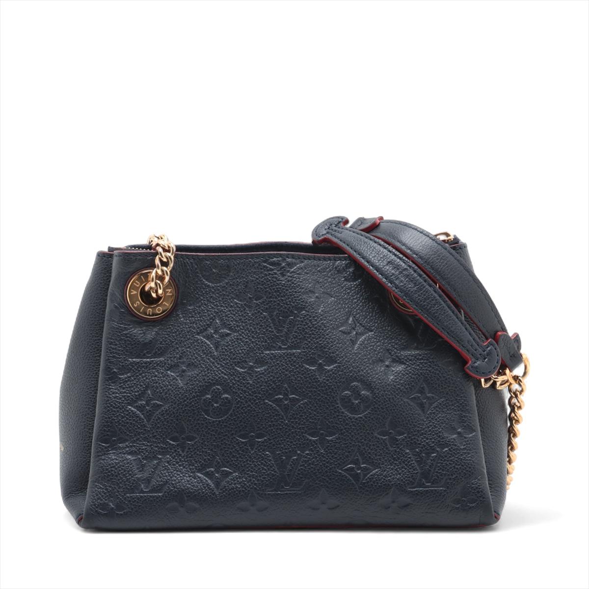 Die Louis Vuitton Monogram Empreinte Surène BB in Marine Rouge ist eine kompakte und elegante Handtasche aus geschmeidigem, geprägtem Leder mit dem ikonischen Monogram-Muster. Das raffinierte Design wird durch den goldfarbenen Kettenriemen und die