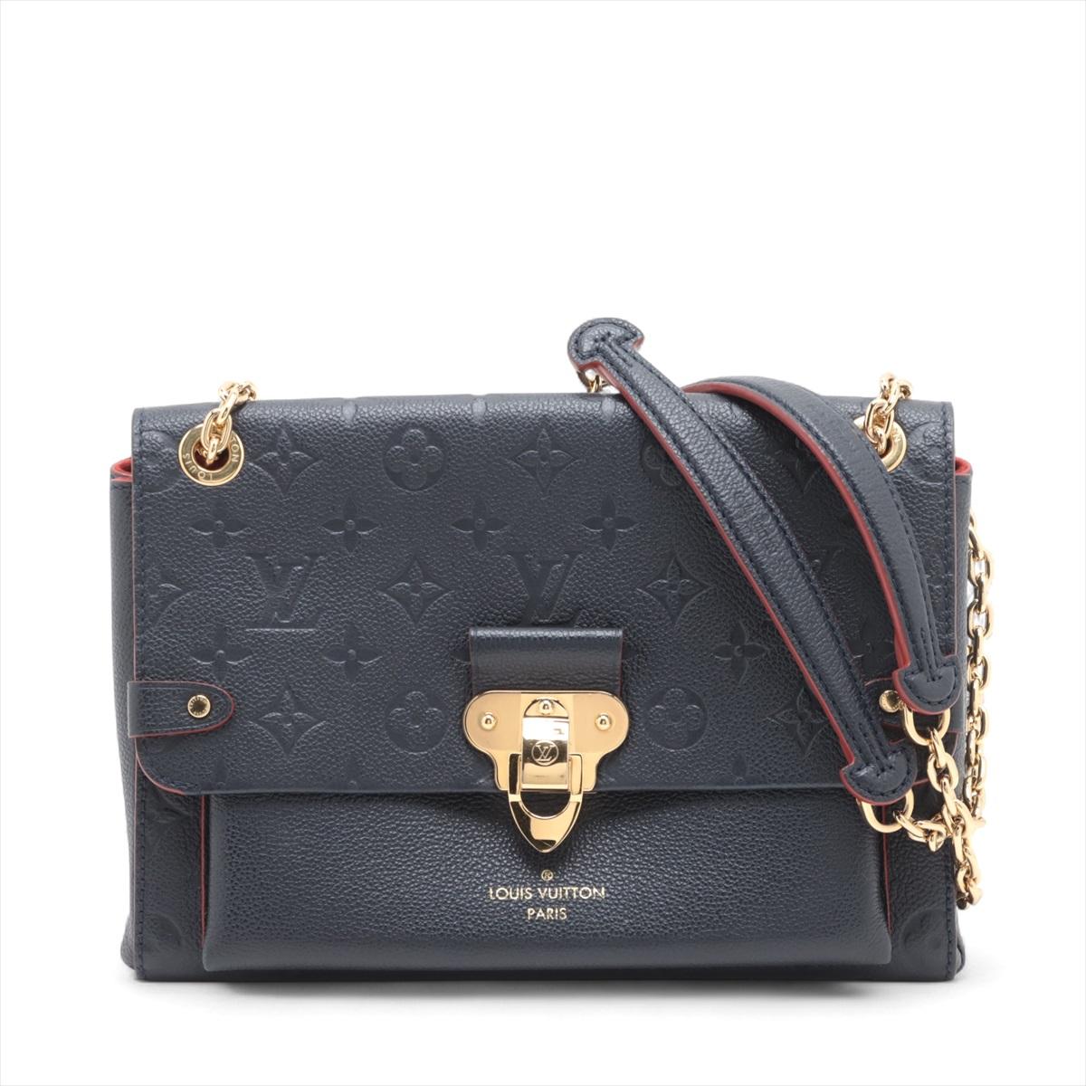 Die Louis Vuitton Monogram Empreinte Vavin PM in Marine Rouge ist eine raffinierte und kompakte Handtasche aus geschmeidigem, geprägtem Monogram Empreinte Leder. In einem satten Marineblau mit auffälligen roten Akzenten verbindet die Tasche Eleganz