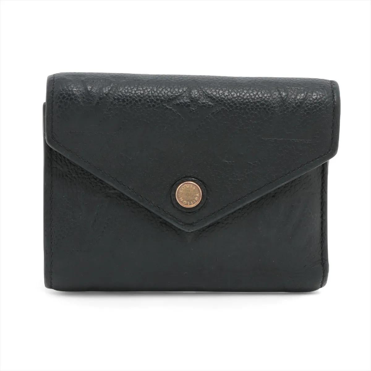 Il Monogram Empreinte Victorine in Noir di Louis Vuitton è un portafoglio compatto ed elegante che unisce uno stile senza tempo alla funzionalità quotidiana. Realizzata in morbida pelle Monogram Empreinte con l'iconico motivo LV in rilievo, emana