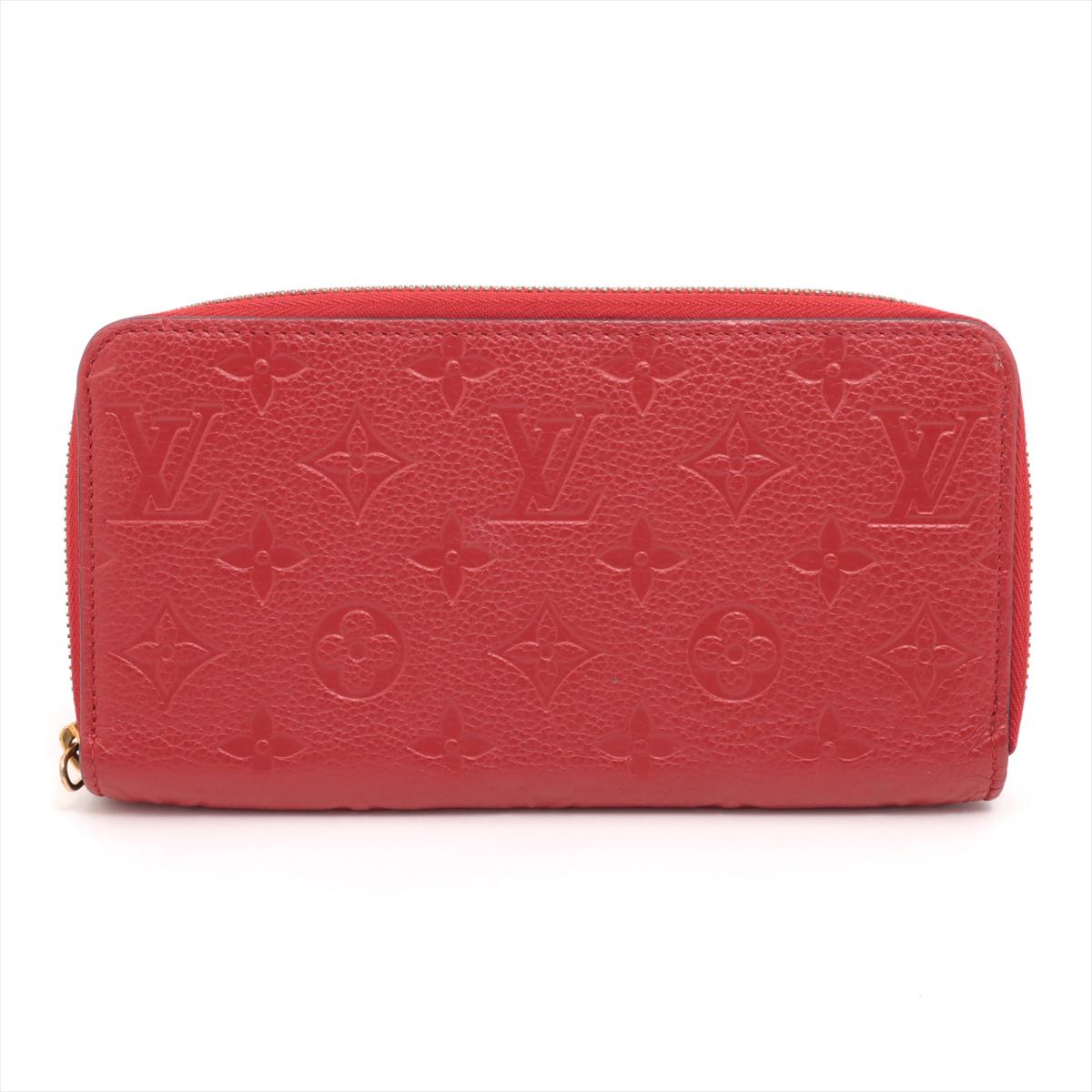 Le portefeuille Monogram Empreinte Zippy de Louis Vuitton, d'un rouge éclatant, est l'incarnation du luxe et de la sophistication. Confectionné dans le cuir Monogram Empreinte le plus fin, il arbore le motif emblématique du monogramme Louis Vuitton