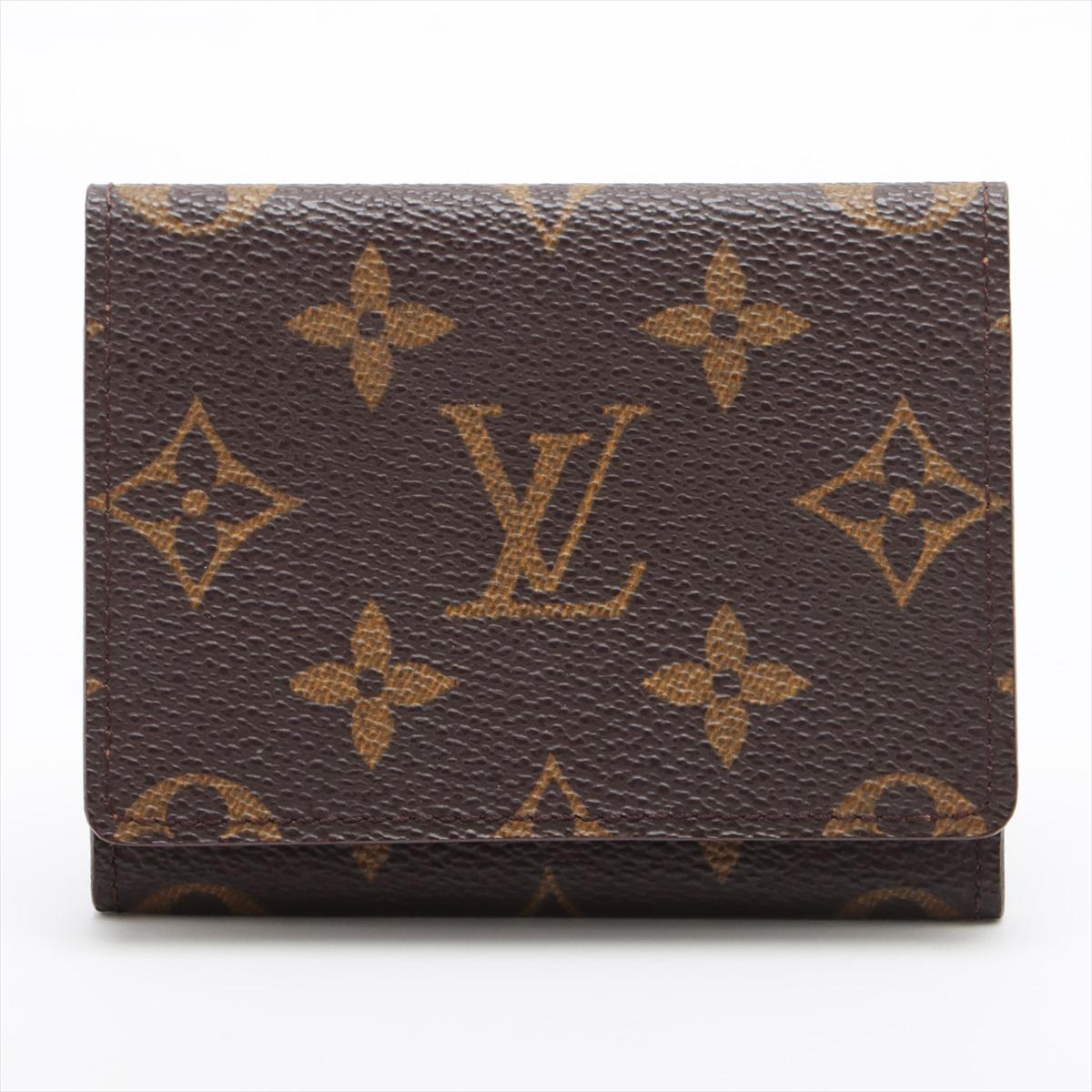 The Louis Vuitton Monogram Envelope Cult De Visite a sophisticated and stylish accessory that reflects the luxury and craftsmanship synonymous with the Louis Vuitton brand. The envelope features iconic Monogram canvas, showcasing the signature LV