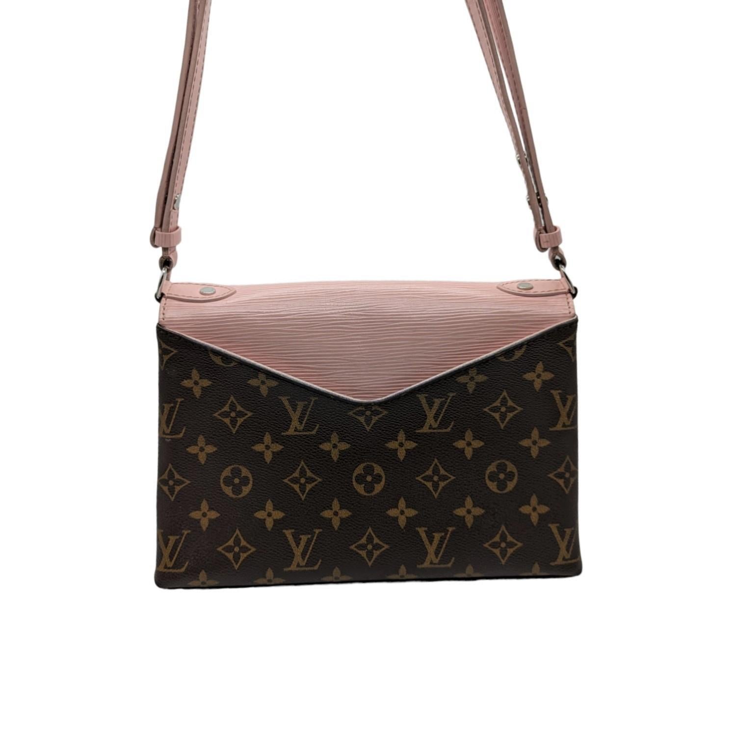 Ce sac à main chic est réalisé en toile Monogram Louis Vuitton combinée à un rabat avant en cuir épi texturé rose. Le sac est doté de ferrures argentées et d'une bandoulière en cuir rose. Le rabat s'ouvre sur un intérieur en microfibre rose