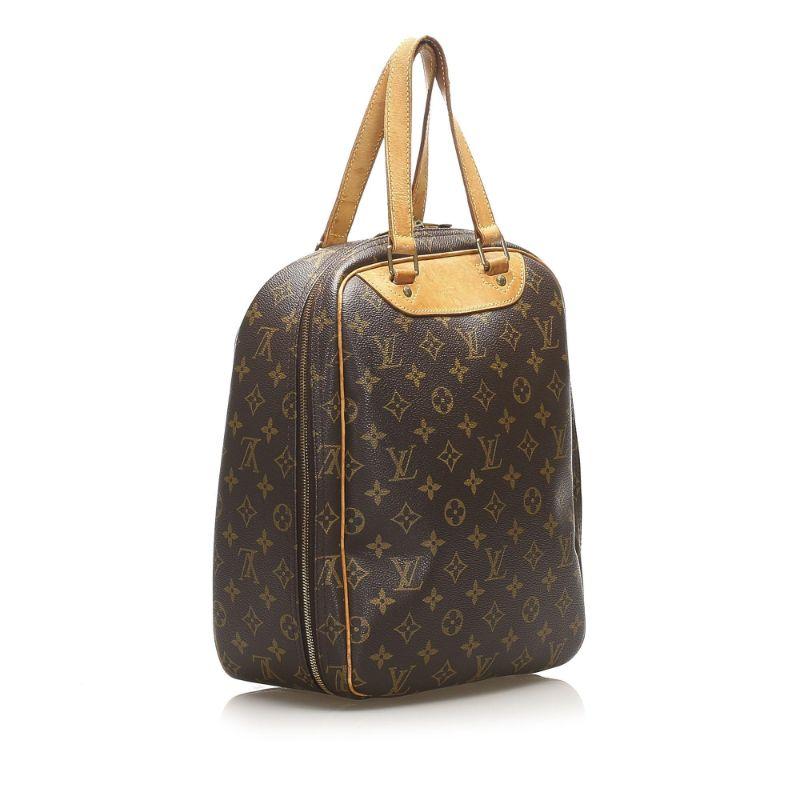 Louis Vuitton Monogram Excursion.

Good condition. Shows some light signs of use and wear on the strap.
A big pocket in the inside and a metalic zip pocket.
Louis Vuitton monogram leather bag and coton lining.
Packaging : Opulence vintage dust
