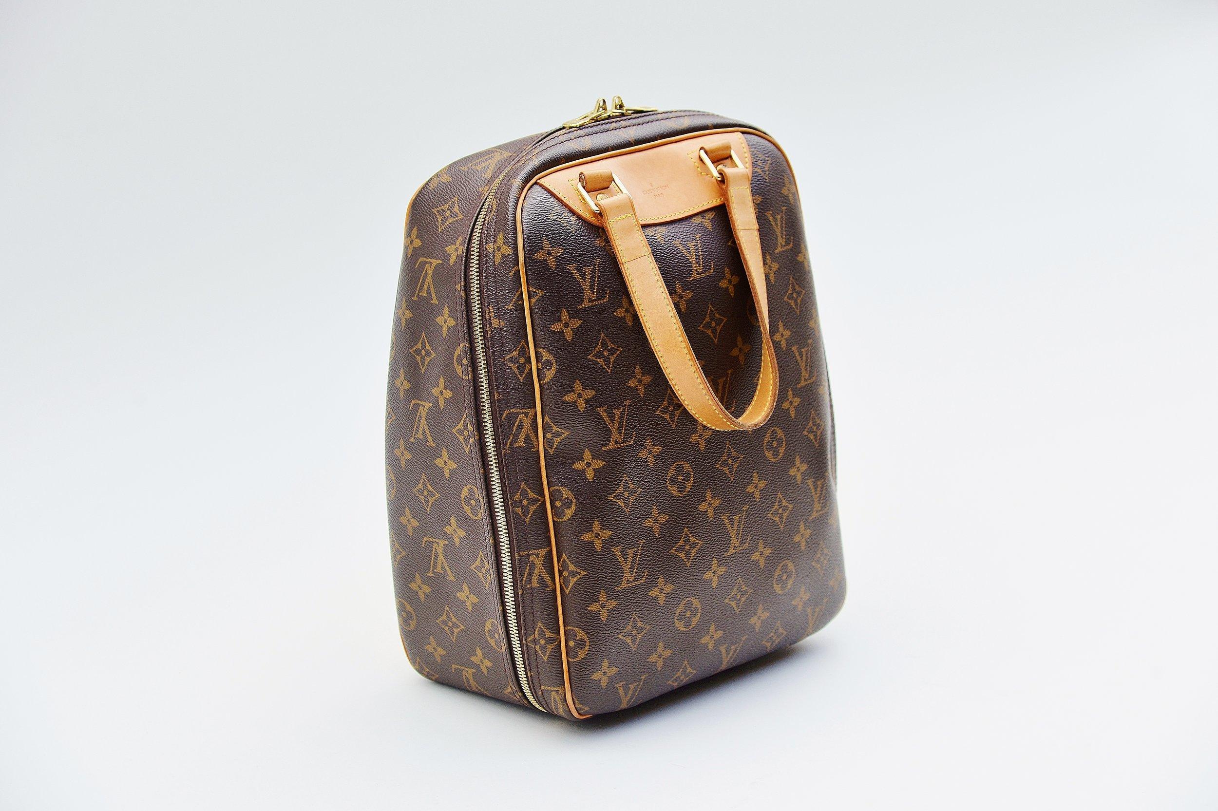 From the collection of Savineti we offer this Louis Vuitton Excursion shoe bag :
-	Brand: Louis Vuitton
-	Model: Excursion shoe bag
-	Year: 2003
-	Serial Number: VI1013
-	Condition: Good
-	Materials: canvas & leather  
-       Length of the handle: