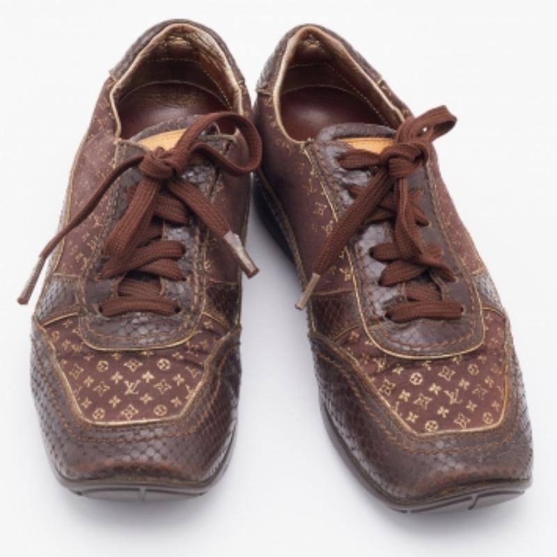 Louis Vuitton Monogram Fabric & Python Embossed Leather Low Top Sneakers Size 37 In Good Condition For Sale In Dubai, Al Qouz 2