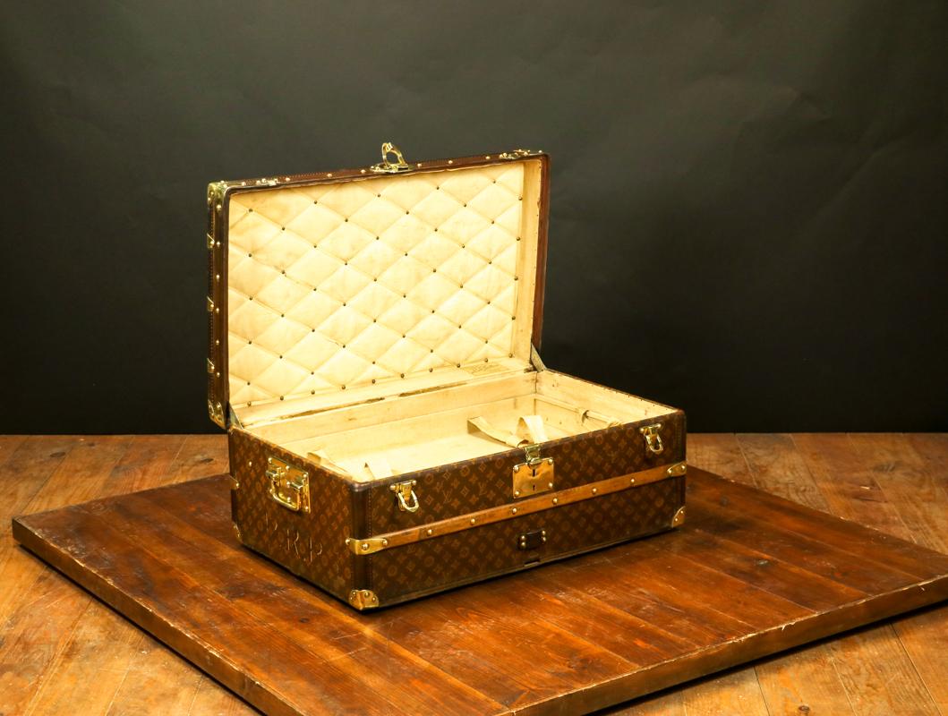Perfect Louis Vuitton Monogram first serie Cabin trunk
Completely in original conditions, with brass and leather 
Just cleaned
Original tray
Stencil canvas
Brass lock
Brass nails marked Louis Vuitton
Leather borders.