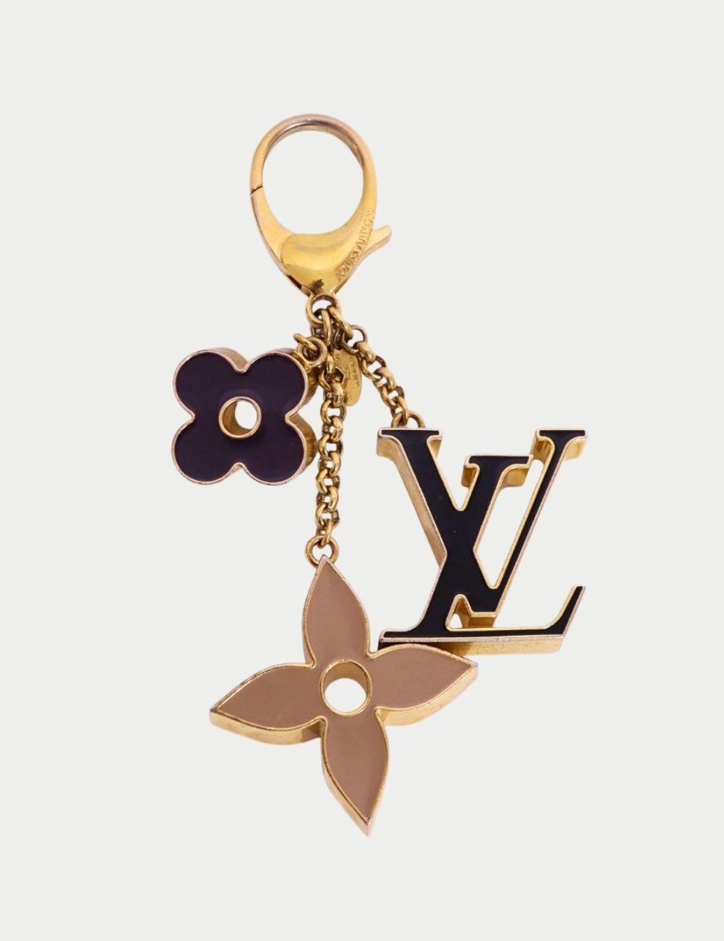 Louis Vuitton Monogram Flower & LV Initials bag charm In Good Condition For Sale In Amman, JO