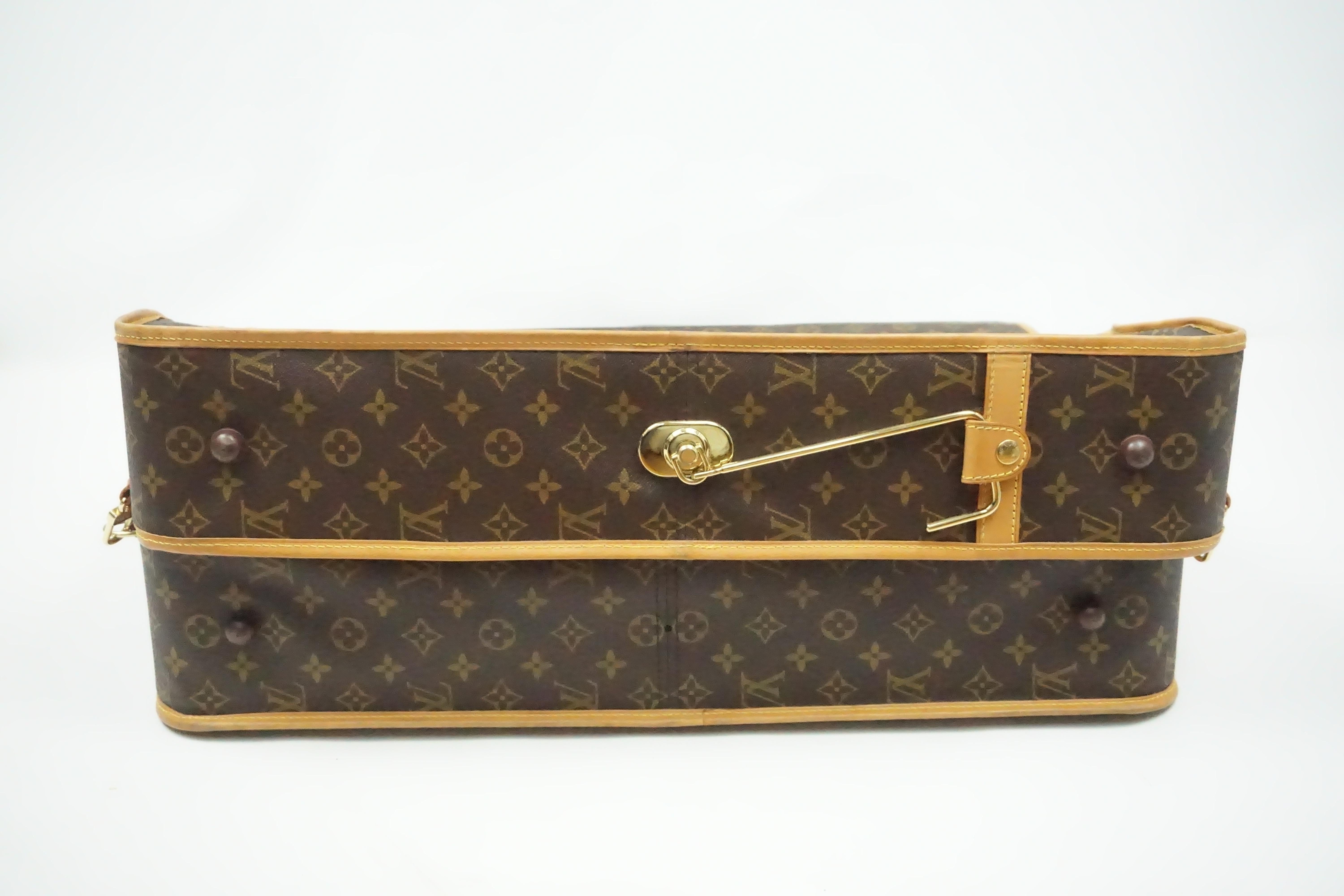 Louis Vuitton Monogram Garment Bag Luggage   This beautiful garment bag is in good condition. There is some wear on the outside but very little and it still looks like new. The inside of the bag has a few openings that all have zippers attached to