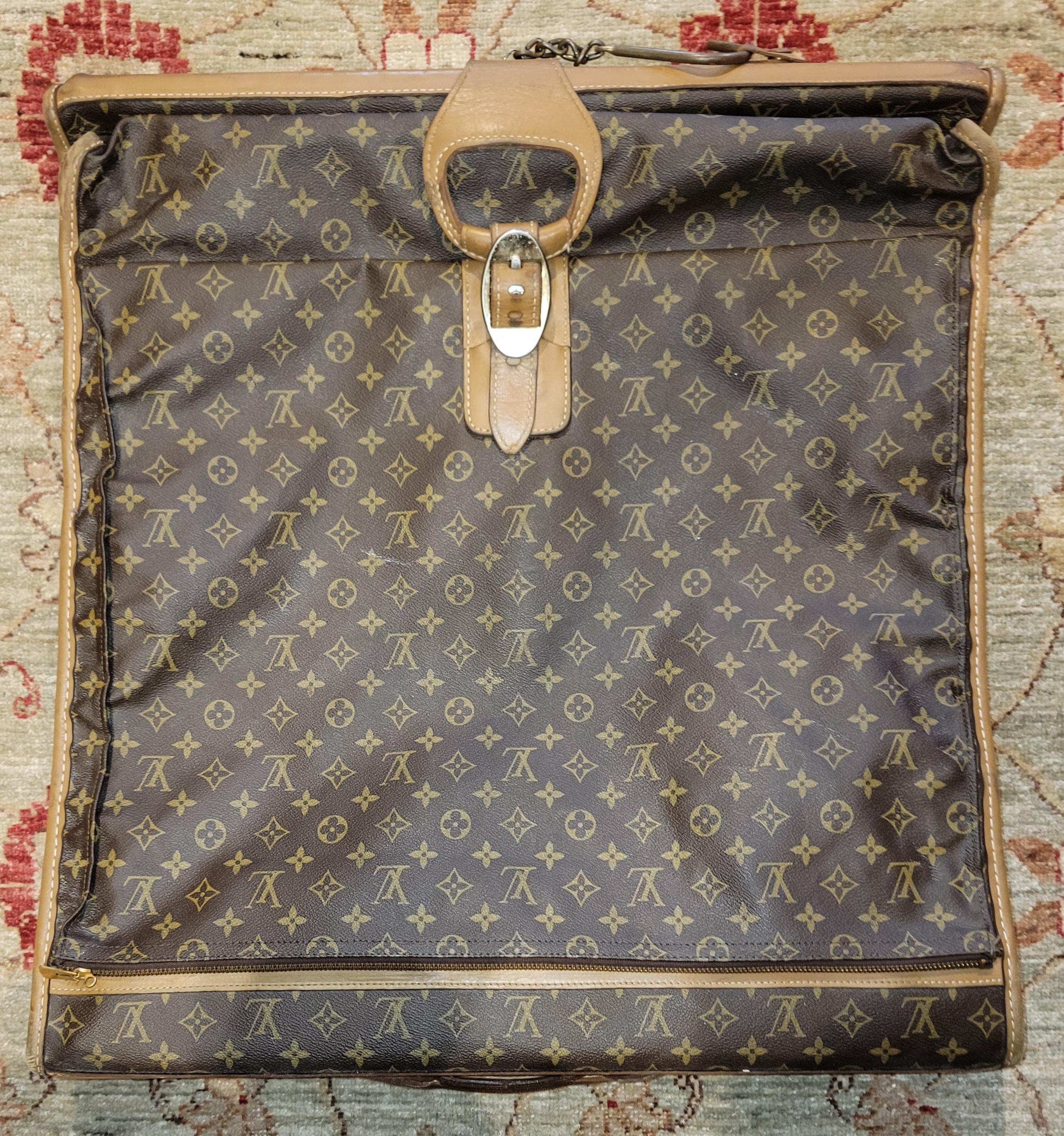 Sac de transport pour vêtements Monogram de Louis Vuitton. Il y a un crochet au bas du sac qui, une fois ouvert, peut être suspendu dans un placard. Facile à ouvrir et à exposer les vêtements lorsqu'on se couche pour les sortir. Il s'agit d'un sac
