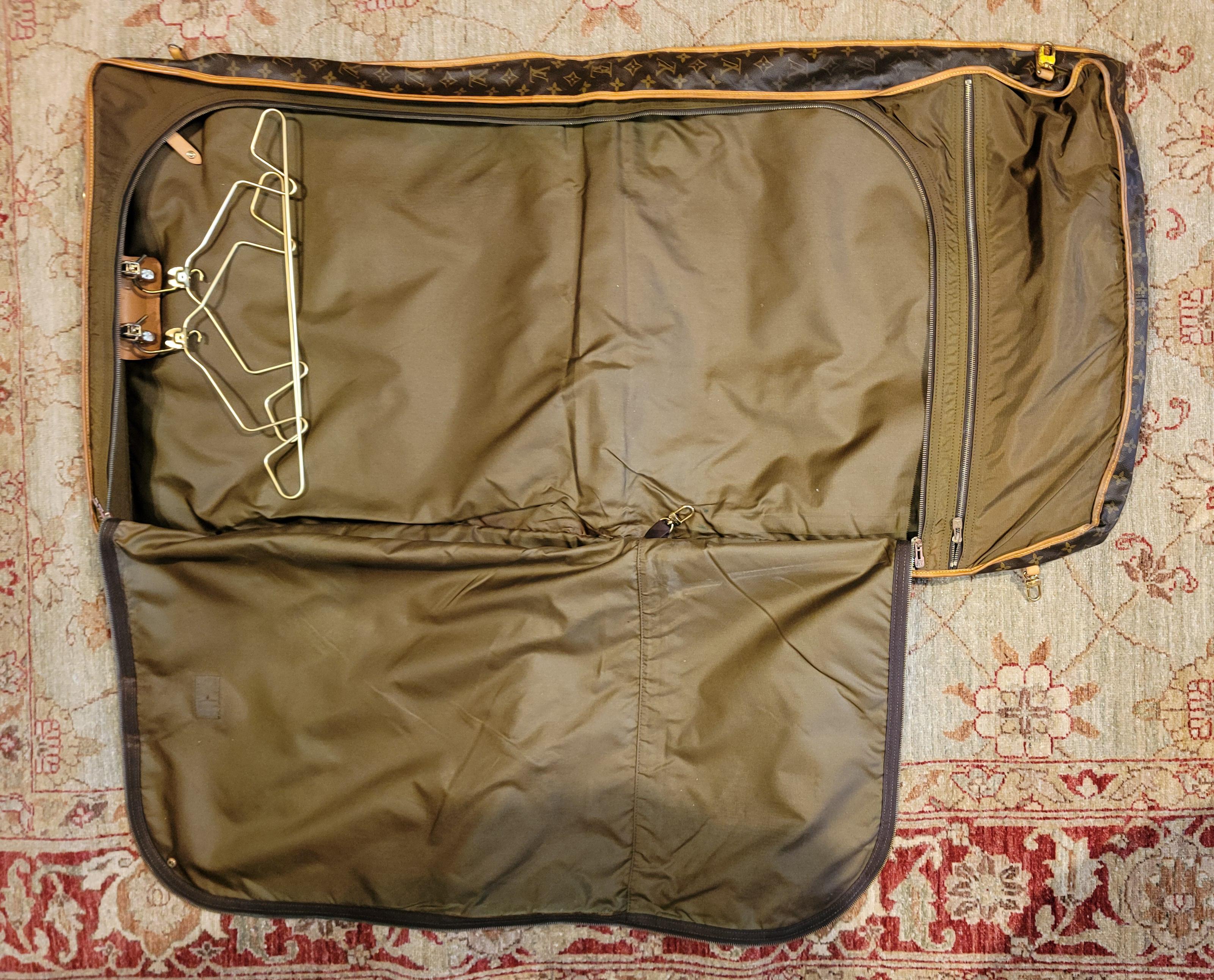 Louis Vuitton Monogram Garment Luggage Carrying Bag  In Good Condition For Sale In Pasadena, CA