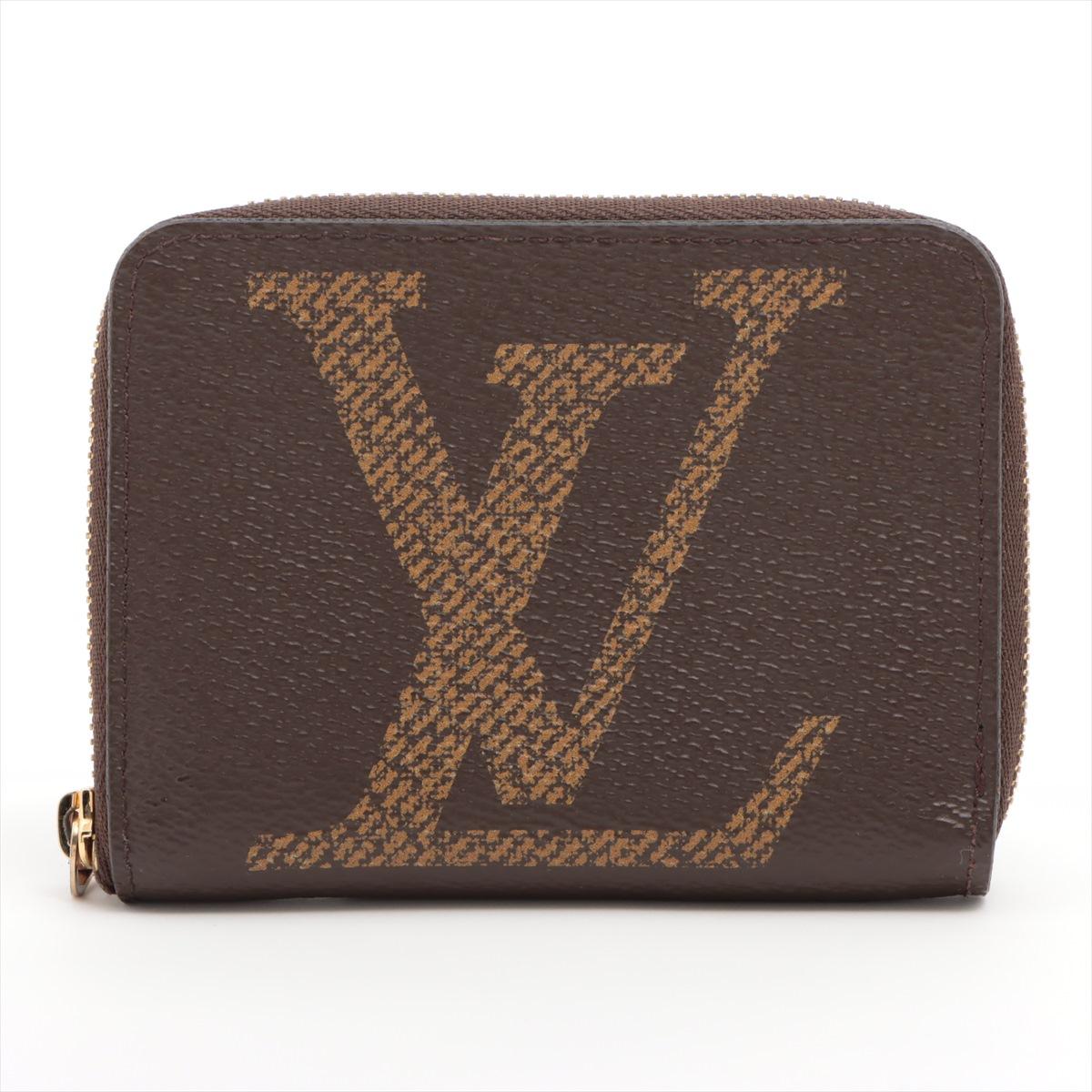 The Louis Vuitton Monogram Giant Zippy Coin Purse is a luxurious and practical accessory. The coin purse showcases the timeless and instantly recognizable LV monogram pattern. The maxi-sized LV initials and Monogram blossoms of the Giant Monogram