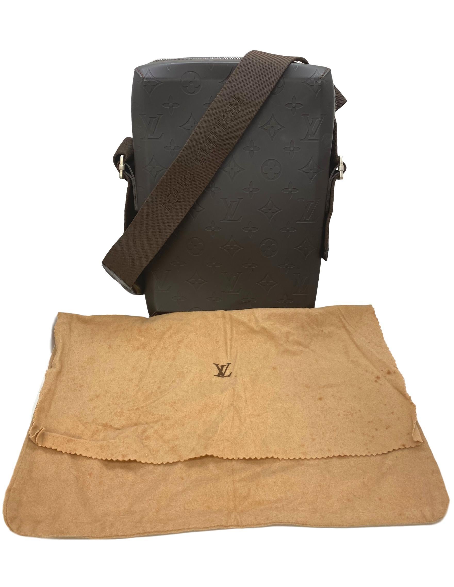 Louis Vuitton Monogram Glace Bobby Messenger Crossbody Tasche im Zustand „Gut“ in Banner Elk, NC