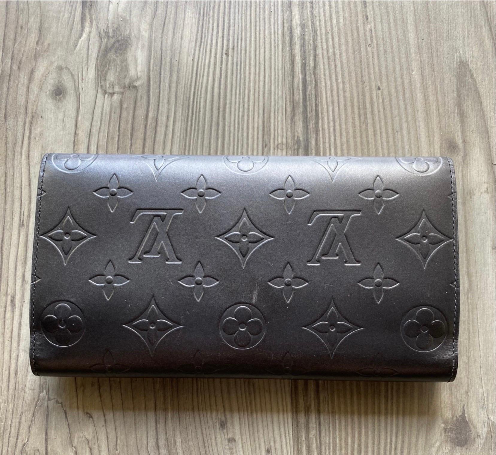 Louis Vuitton monogram glacé wallet, in gray colour, base measures 19cm high 11cm, with card slots and coins slot, the wallet is in more than good condition, there is a small scratch on the back as shown in the attached photo, with box and dustbag.