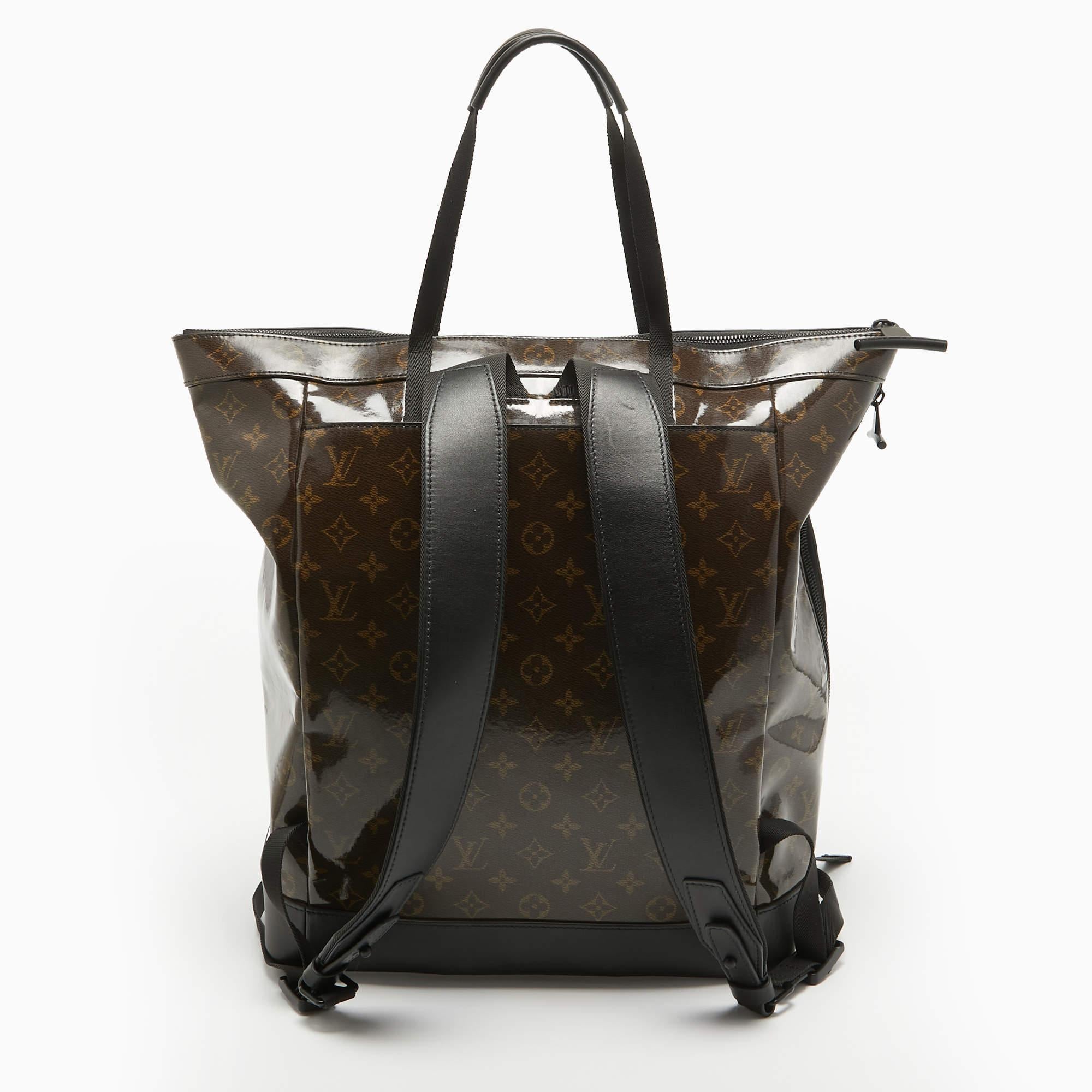 Les créations de Louis Vuitton sont populaires en raison de leur style élevé et de leur fonctionnalité. Ce sac, comme tous les autres sacs à main, est durable et élégant. D'une finition soignée, le sac est conçu pour offrir une expérience luxueuse.