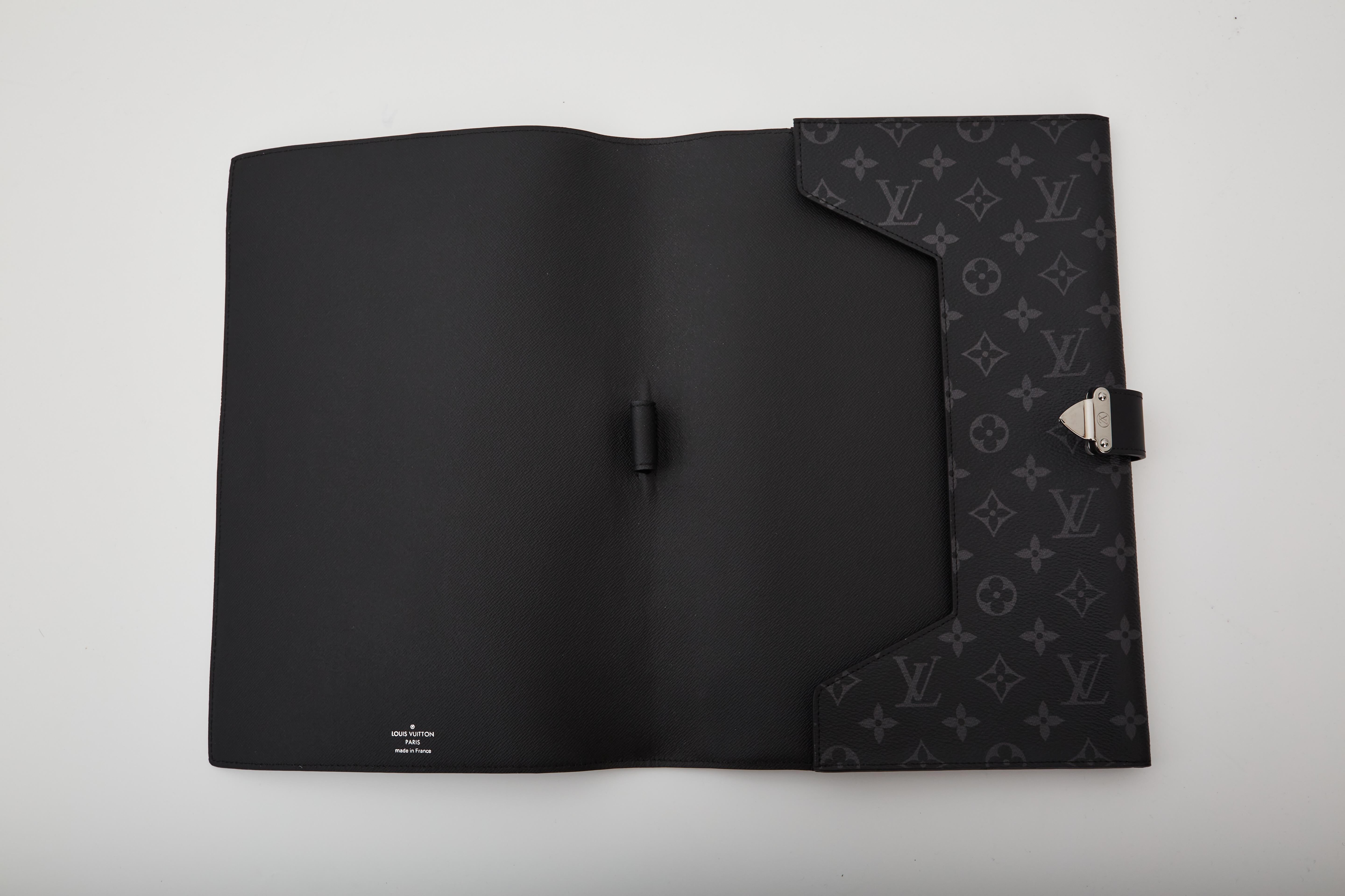 Women's or Men's Louis Vuitton Monogram Graphite Eclispe Porte Document (2018) For Sale