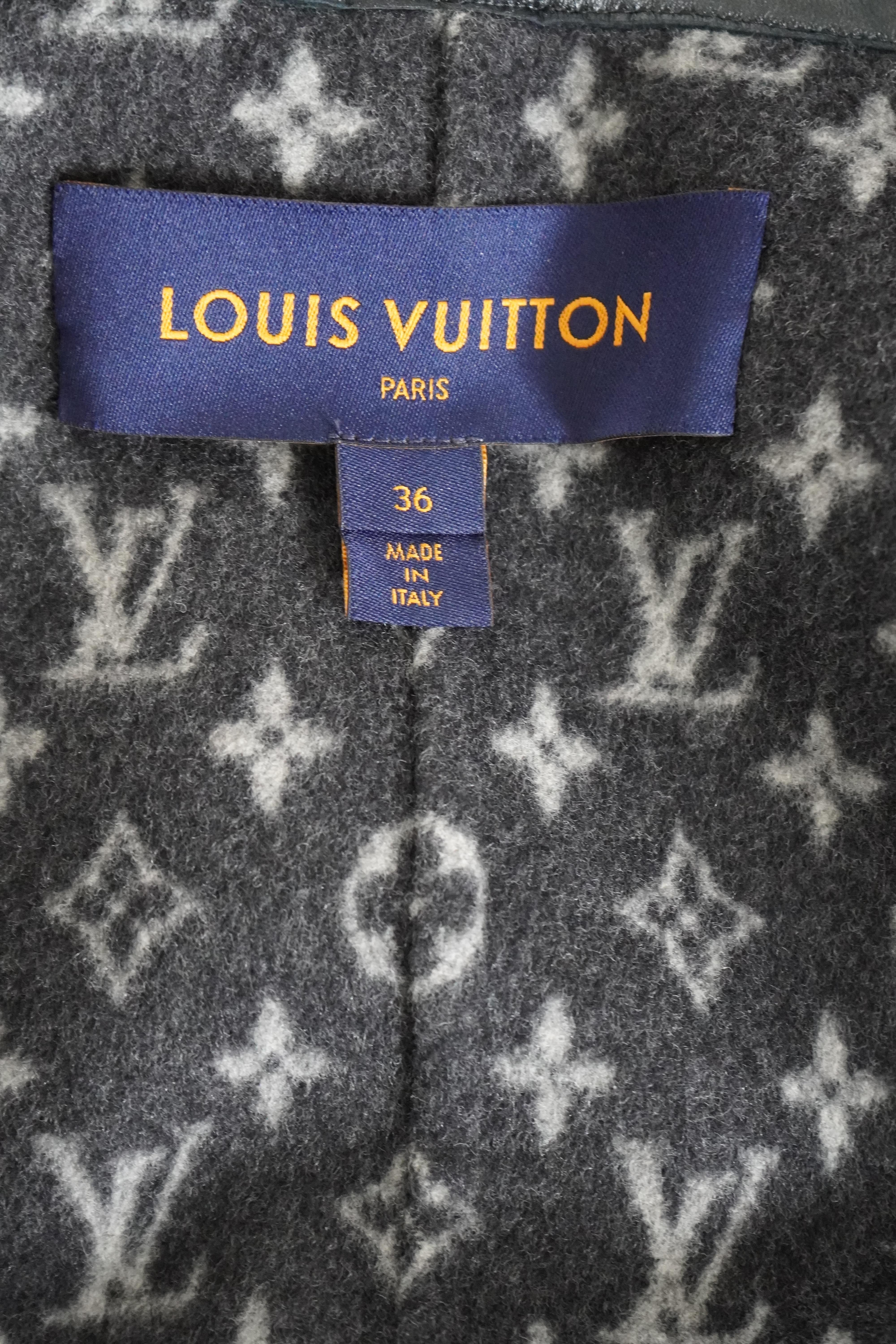 Louis Vuitton - Cape en laine boutonnée grise avec monogramme en vente 6