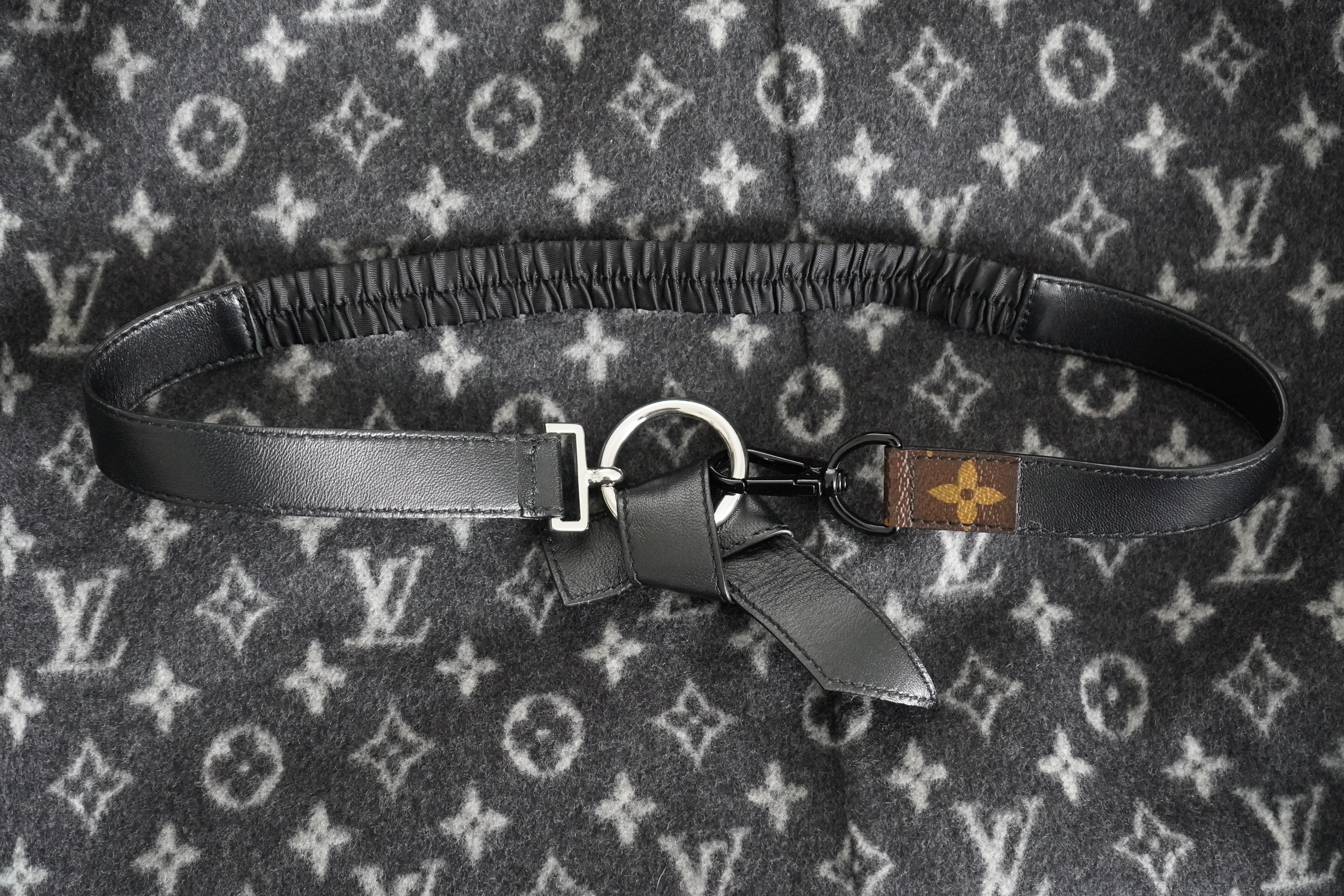 Louis Vuitton - Cape en laine boutonnée grise avec monogramme en vente 7