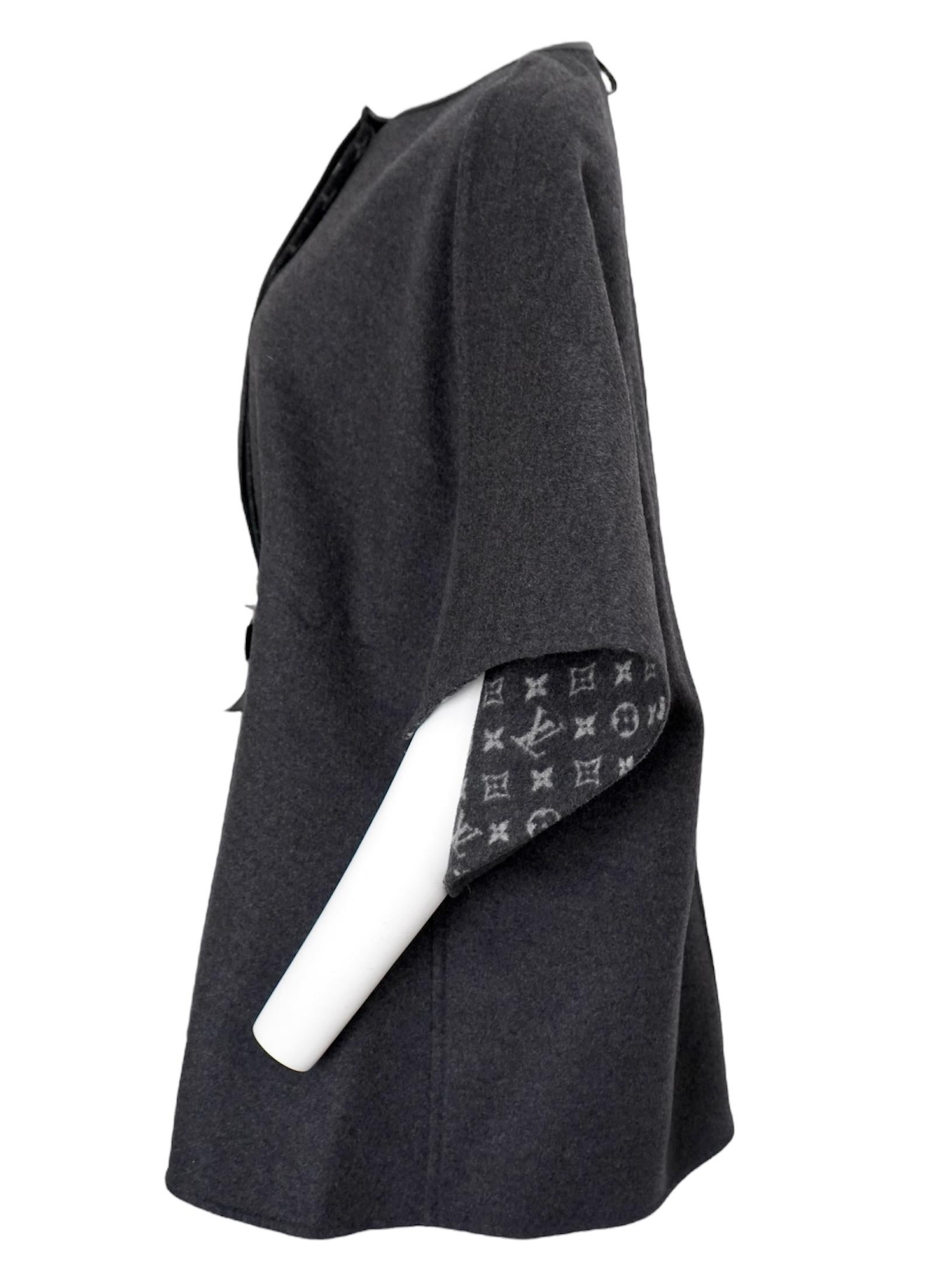 Le manteau cape Monogram de Louis Vuitton LV est un classique absolu de l'hiver.
Laine légère mais chaude et luxueuse (99%)
Laine, 1% soie). Extérieur gris uni et monogramme LV à l'intérieur. Ce manteau est doté d'une fermeture à boutons cachés et
