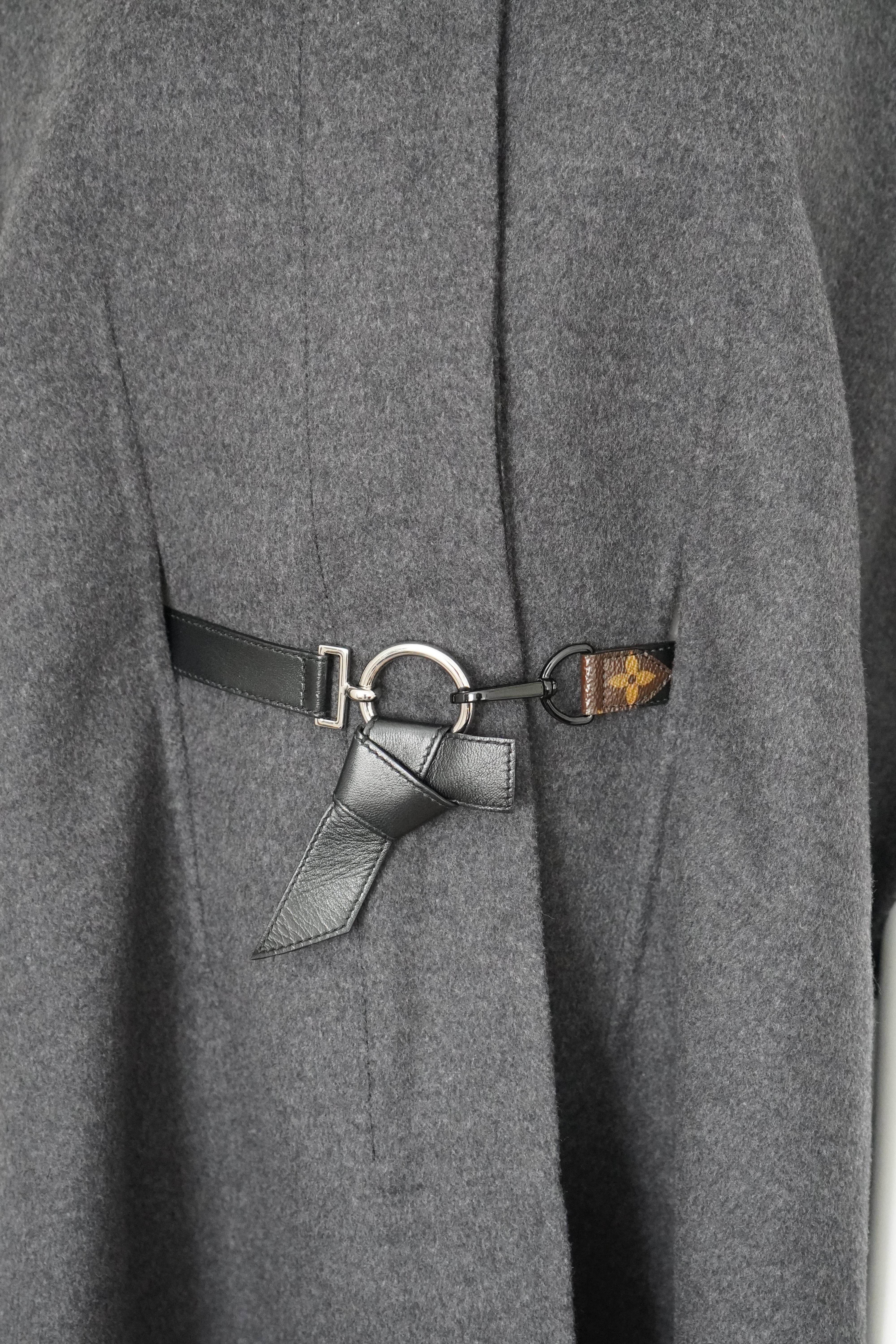 Louis Vuitton - Cape en laine boutonnée grise avec monogramme en vente 2