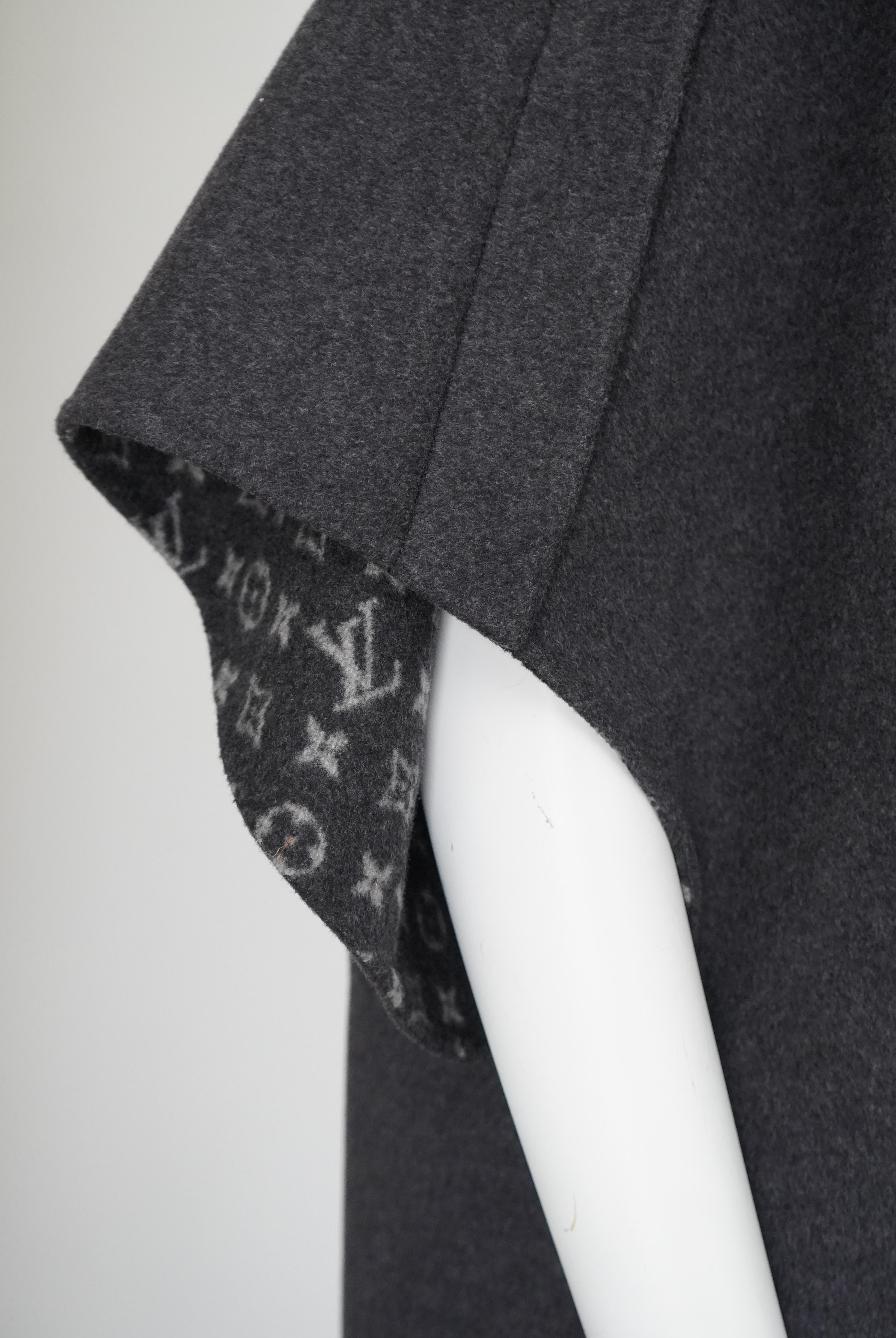 Louis Vuitton - Cape en laine boutonnée grise avec monogramme en vente 3