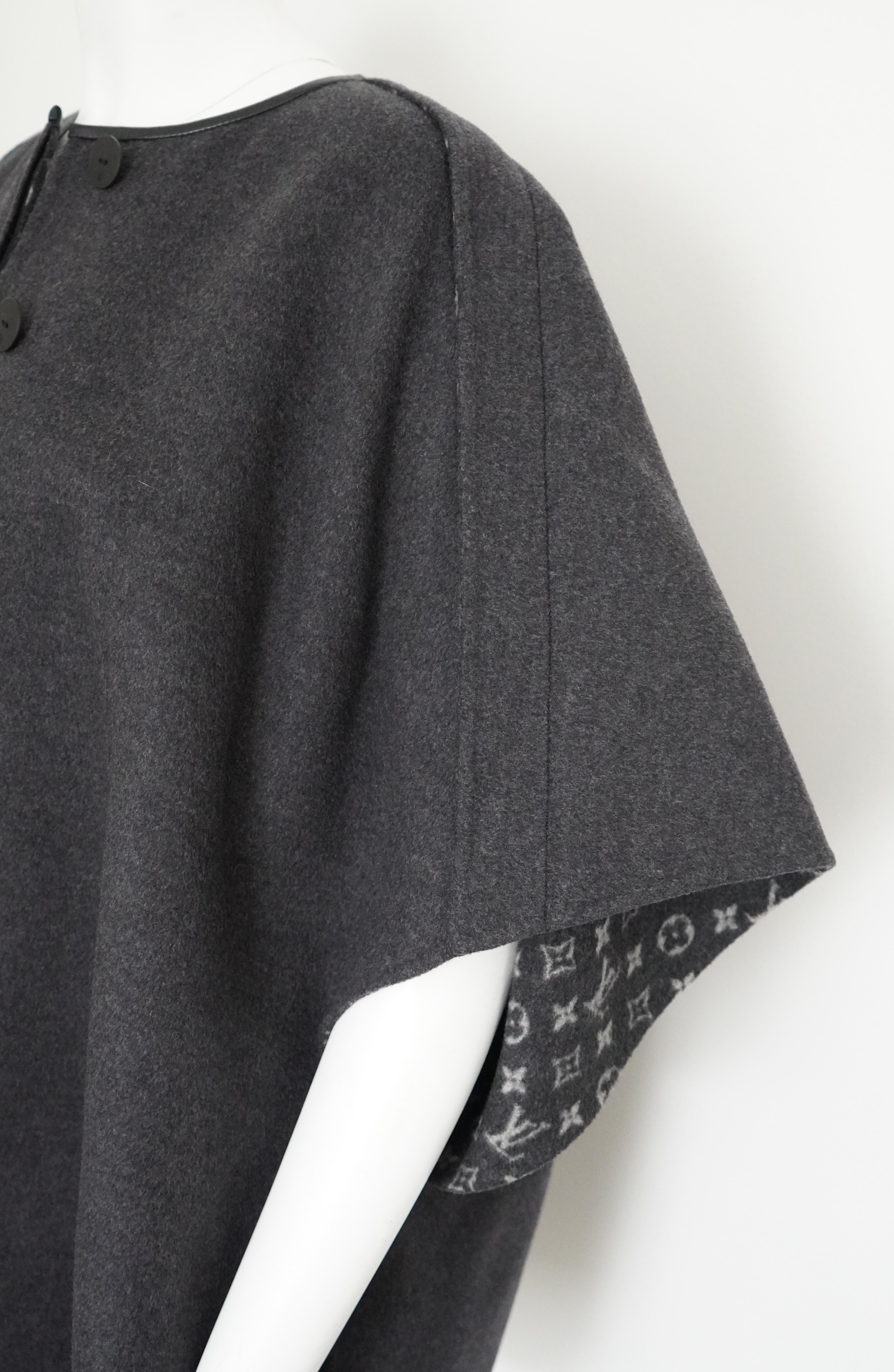 Louis Vuitton - Cape en laine boutonnée grise avec monogramme en vente 4
