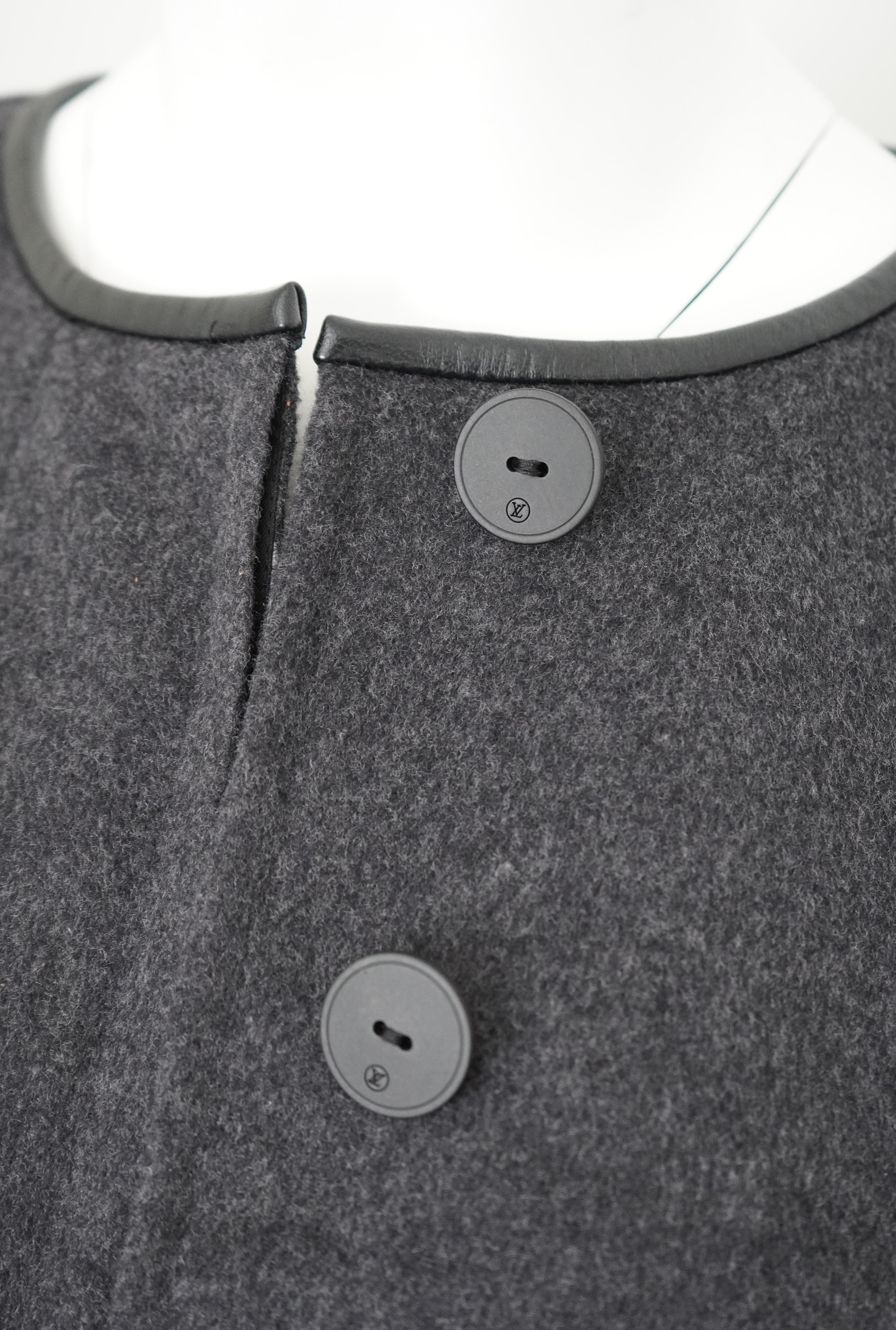 Louis Vuitton - Cape en laine boutonnée grise avec monogramme en vente 5
