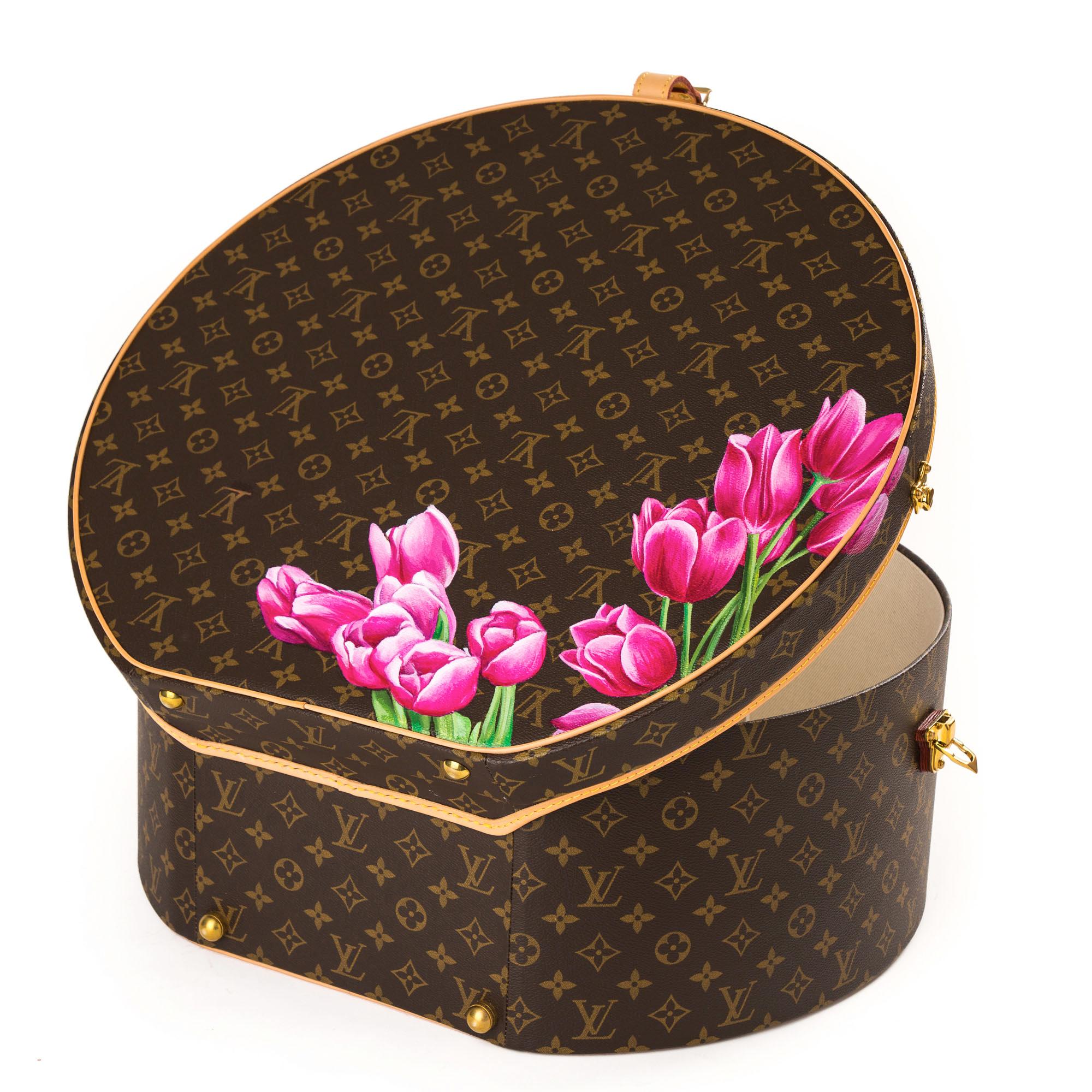 Louis Vuitton Monogram hat box with floral design.
Hand painted in Beverley Hills exclusively for Palmer & Penn.
This beautiful item is a unique one off piece.

Dimensions:
Width 50 cm.