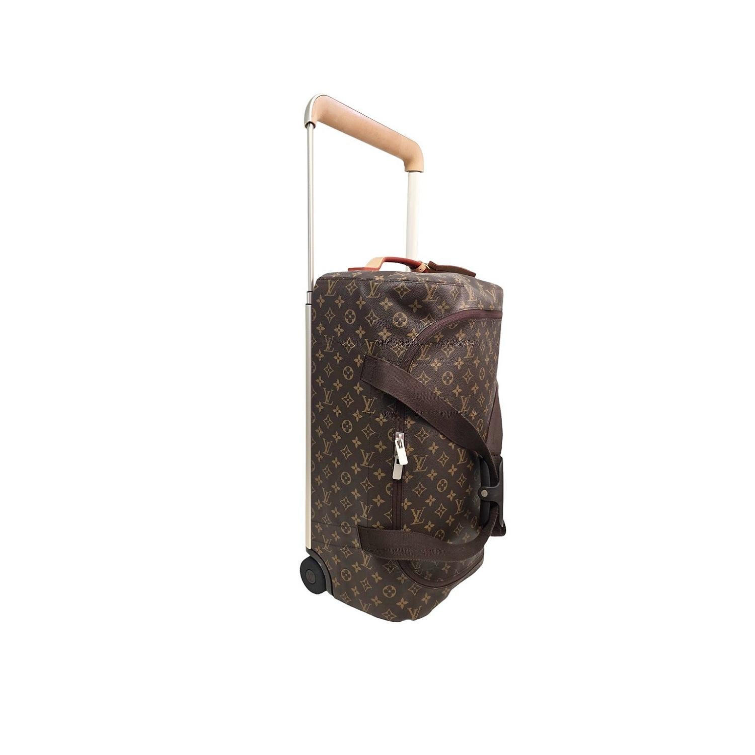 Mit der Louis Vuitton Monogram Horizon Soft Duffle 55 können Sie Ihre Reisen aufwerten. Aus einem einzigen Stück beschichtetem Canvas mit Monogram LV gefertigt, strahlt dieses Rollgepäck Luxus und Exklusivität aus. Der elegante silberne