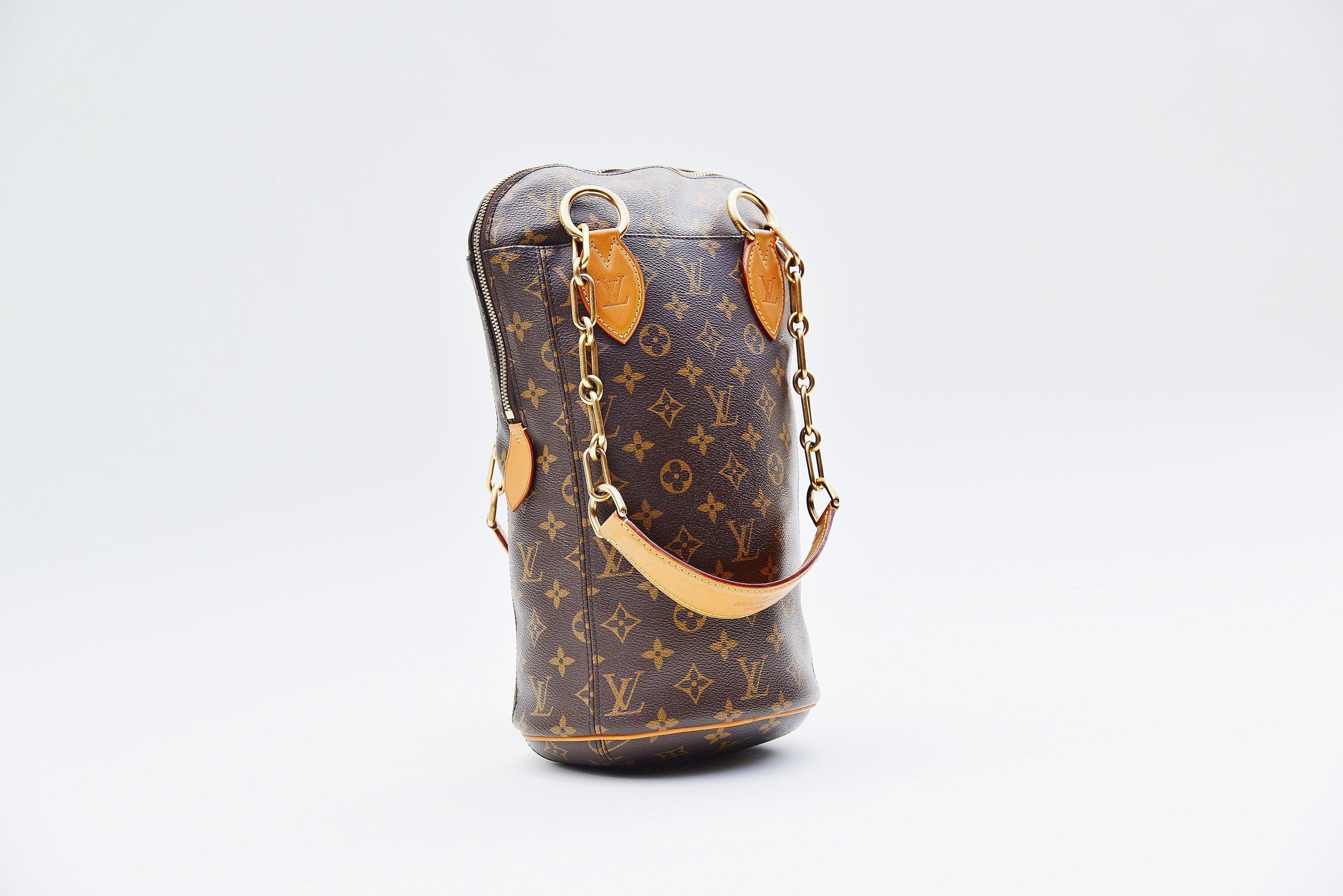 From the collection of Savineti we offer this Louis Vuitton Iconoclast Punching Bag:
-	Brand: Louis Vuitton
-	Model: Iconoclast Punching Bag (Karl Lagerfeld)
-	Year: 2014
-	Serial Number: RI4124
-	Condition: Good
-	Materials: Canvas, Leather,