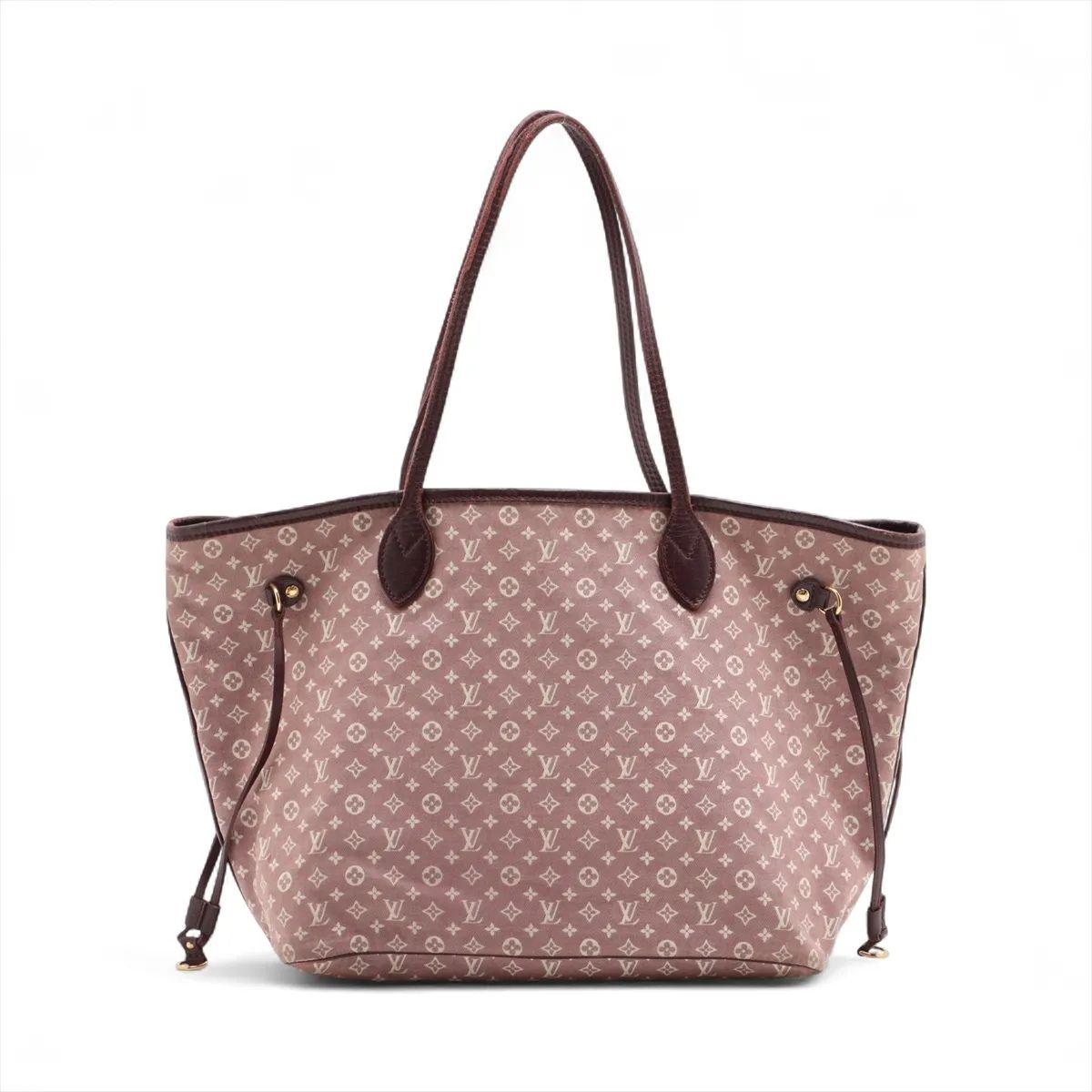 El Louis Vuitton Monogram Idylle Neverfull MM en Burdeos es una versión refinada de uno de los bolsos más icónicos de la casa. Fabricada en lona ligera Monogram Idylle con detalles en burdeos, combina durabilidad y elegancia discreta. Las finas asas