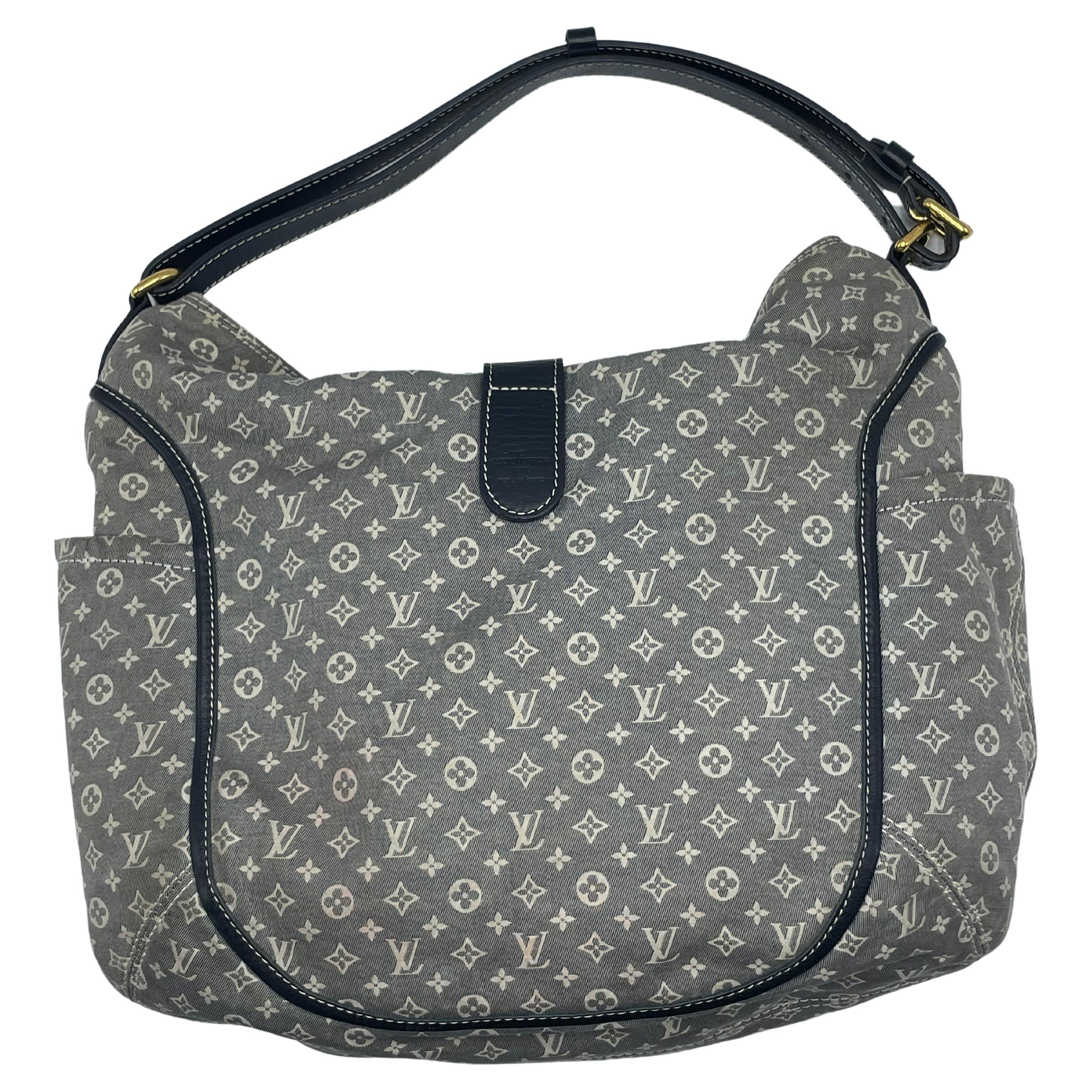 Blue and beige Louis Vuitton hobo bag with monogramming, encircled by brass hardware and leather trim. The flat grip provided the ideal shoulder posture. The two outside pockets provide enough storage space for your essentials. The renowned push