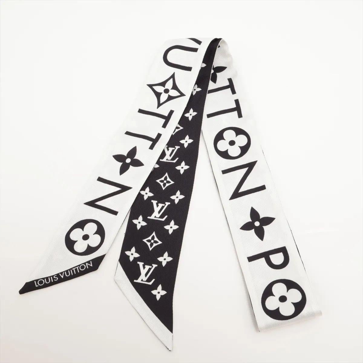 Le bandeau Monogram Infinity BB de Louis Vuitton en blanc est un accessoire raffiné qui témoigne de l'élégance intemporelle de la maison. Confectionné en soie luxueuse, il arbore le motif Monogram emblématique entrelacé de délicats motifs à