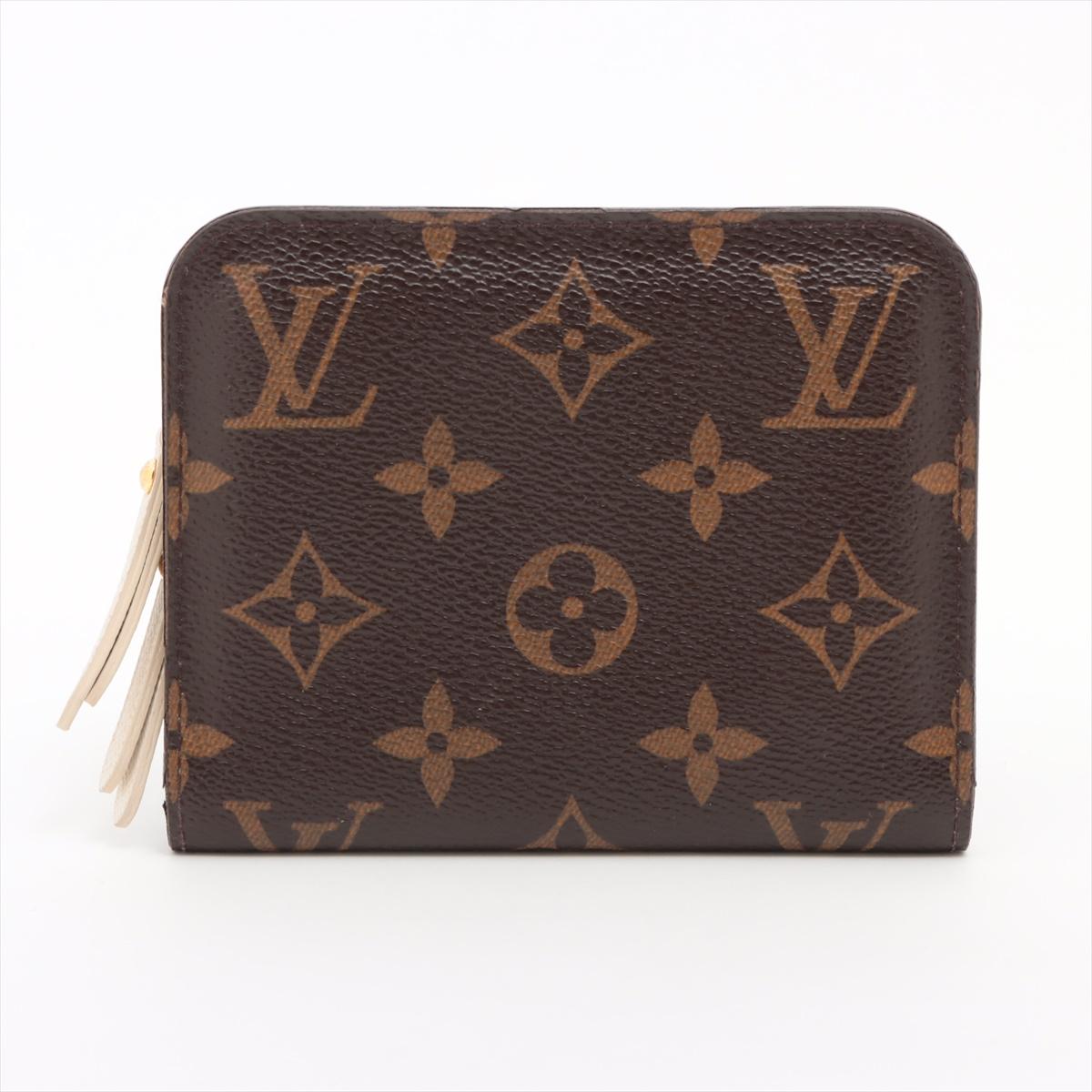 La Cartera Corta Bi-Fold Monograma Insolite de Louis Vuitton combina el ingenio lúdico con la elegancia atemporal. Fabricada con la clásica lona Monogram, su solapa envolvente revela un interior ingeniosamente plegado que maximiza el almacenamiento