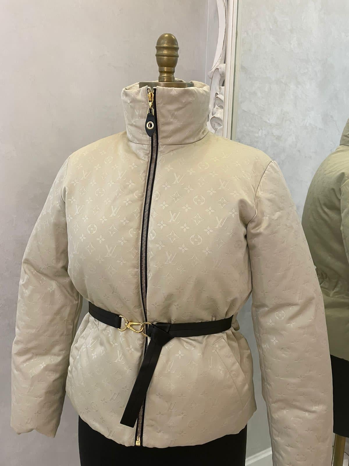 Giacca Louis Vuitton Monogram con piuma d'oca bianca.
Taglia 38IT.

Giacca nuova senza etichette.