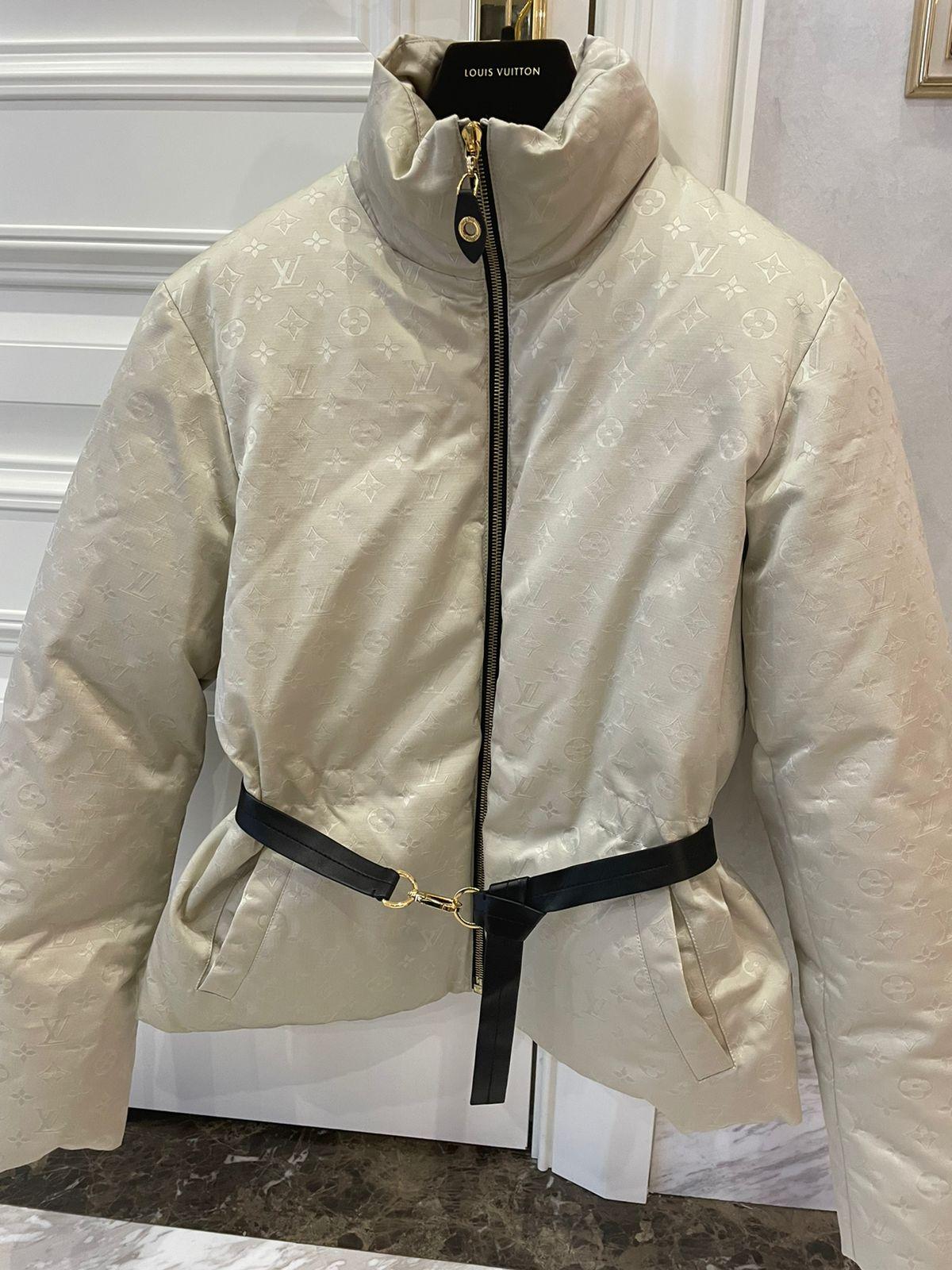 Marrone Giacca Louis Vuitton Monogram con piume d'oca bianche in vendita