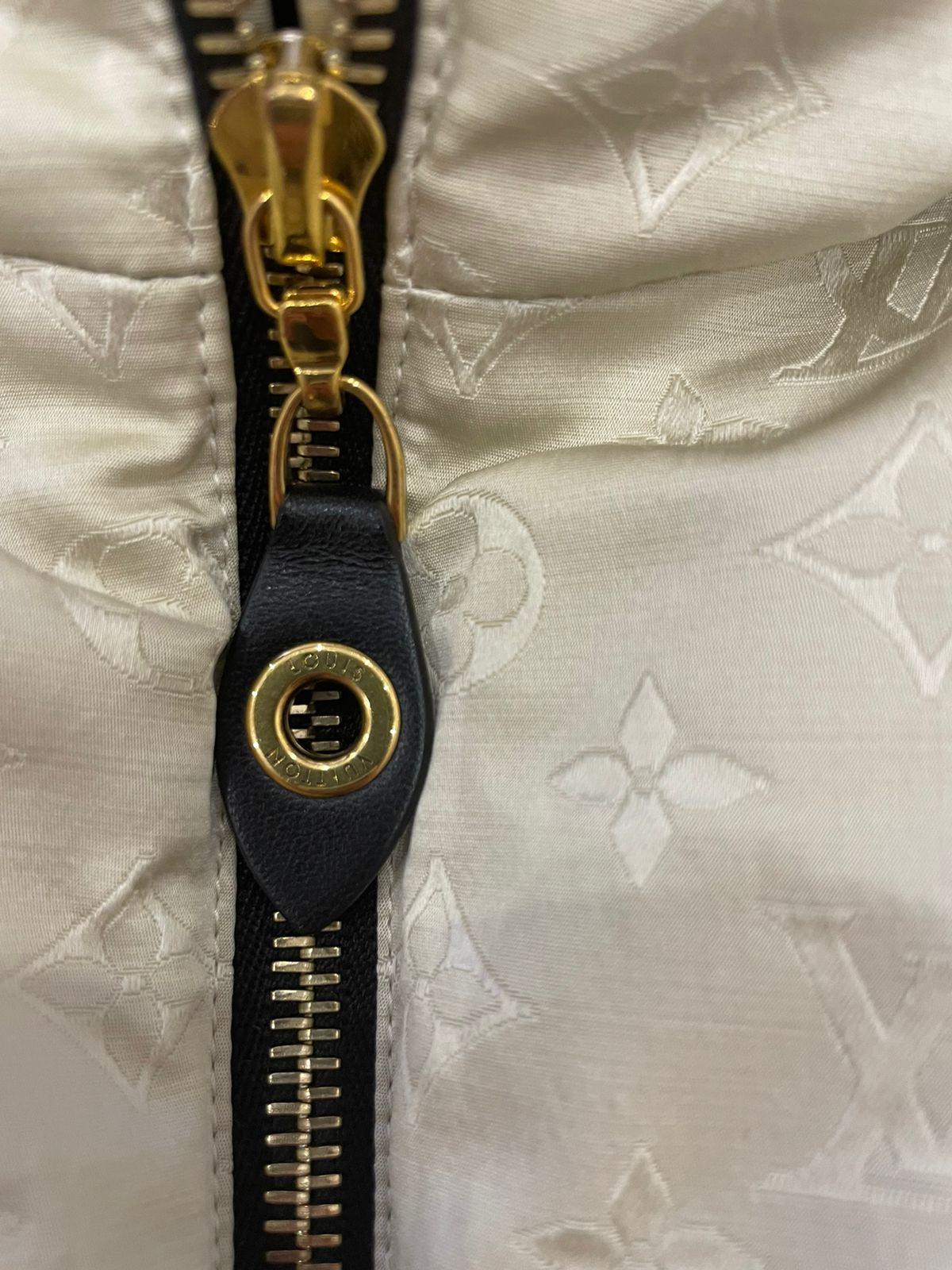 Giacca Louis Vuitton Monogram con piume d'oca bianche In condizioni Nuovo in vendita a New York, NY