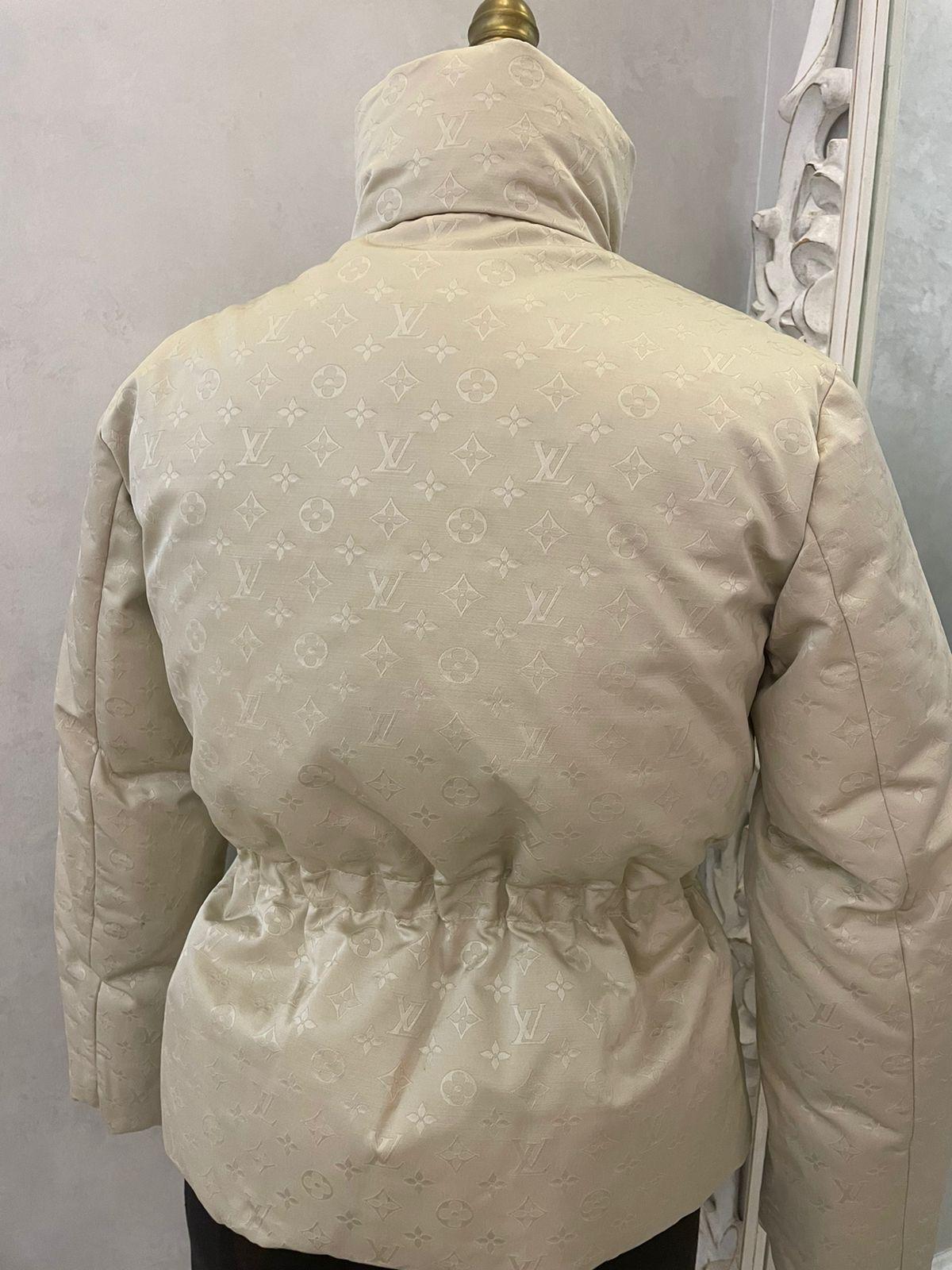 Giacca Louis Vuitton Monogram con piume d'oca bianche in vendita 1